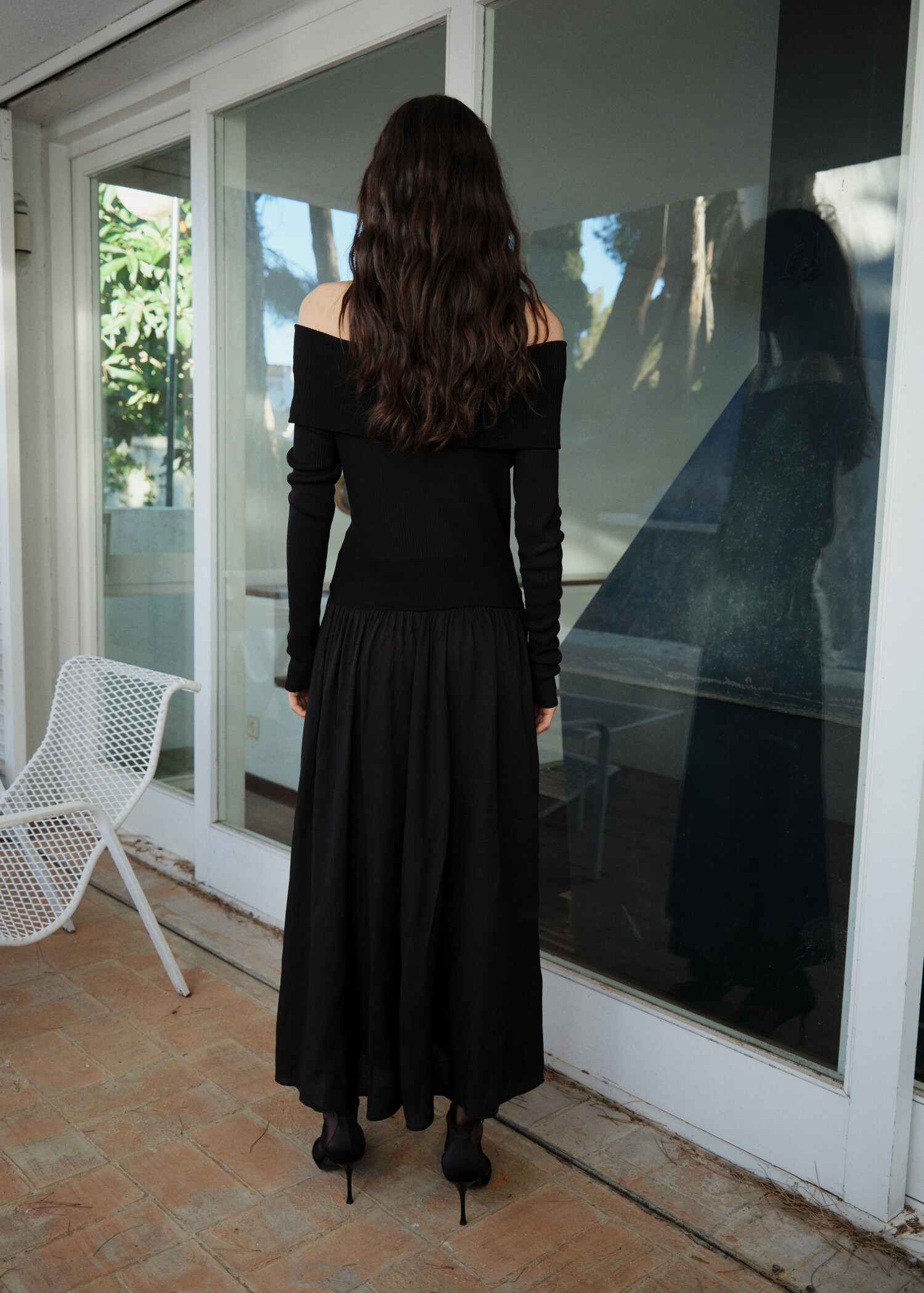 Schulterfreies Kleid aus kombiniertem Stoff - Rückseite des Artikels