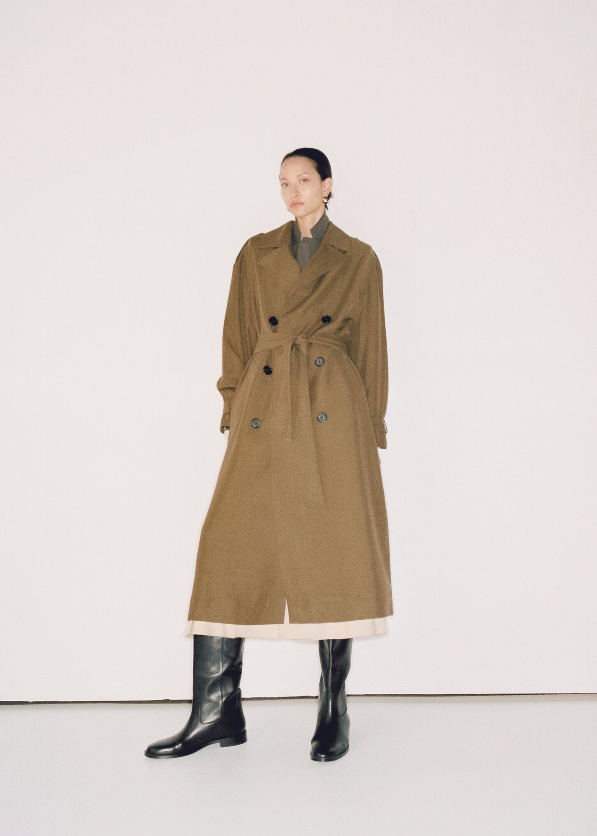 Gabardina comprida oversize de liocel - Pormenor do artigo 7