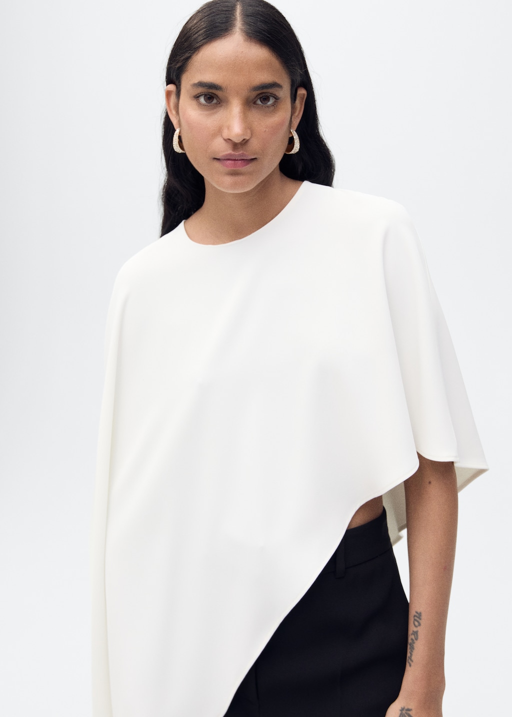 Asymmetrical round-neck cape - Women | MANGO Nigeria