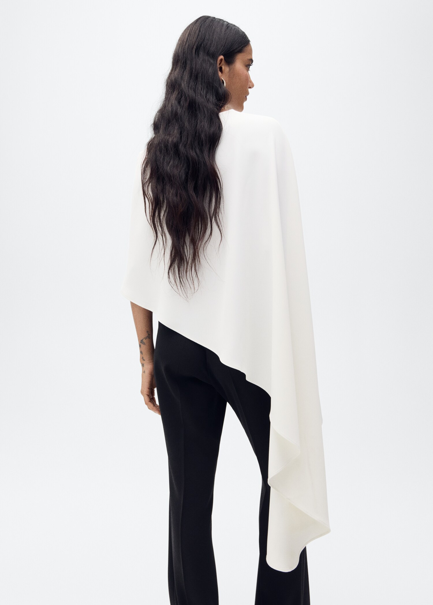 Asymmetrisches Cape mit Rundhals - Rückseite des Artikels