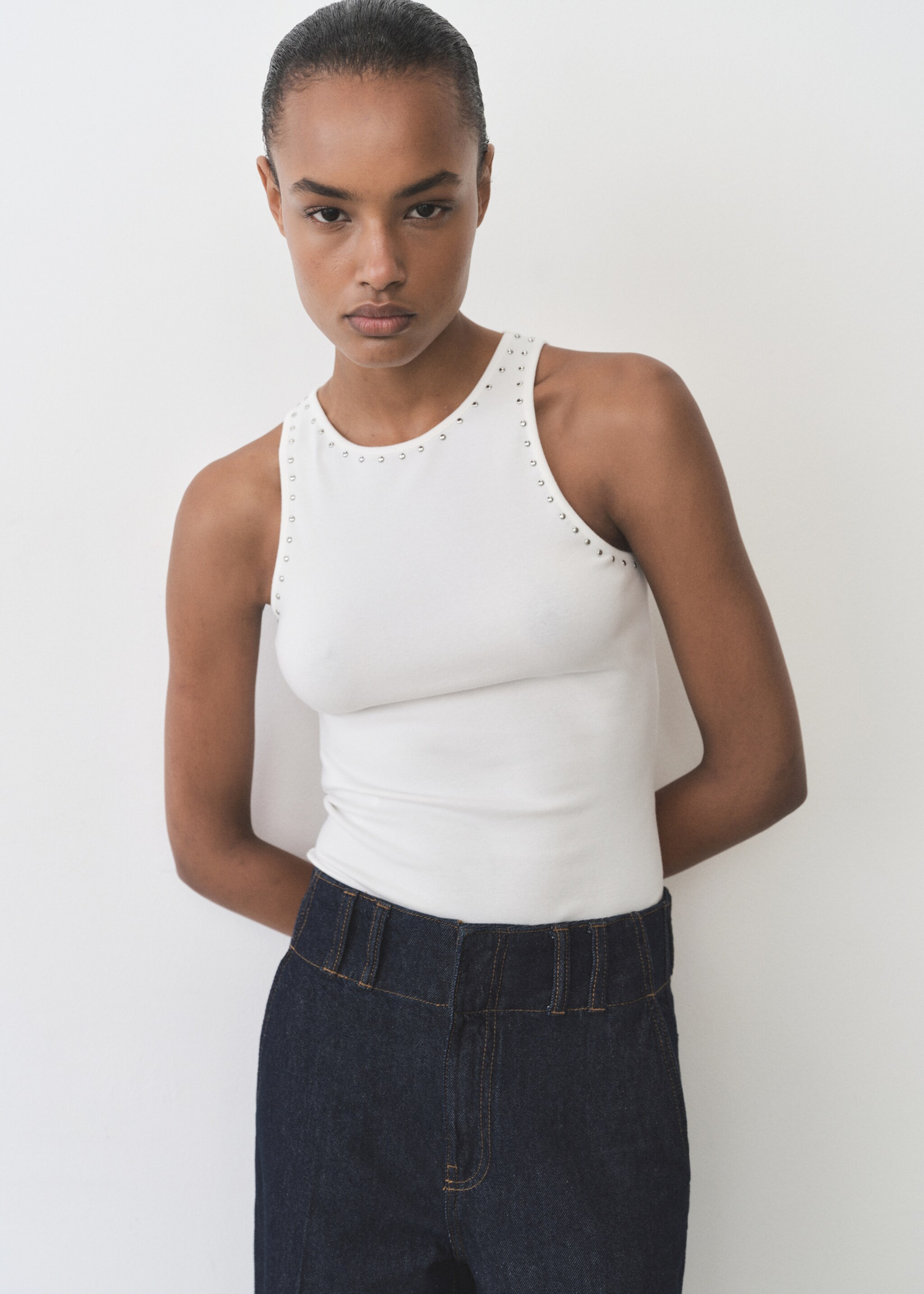 Top coton détail clous - Plan moyen