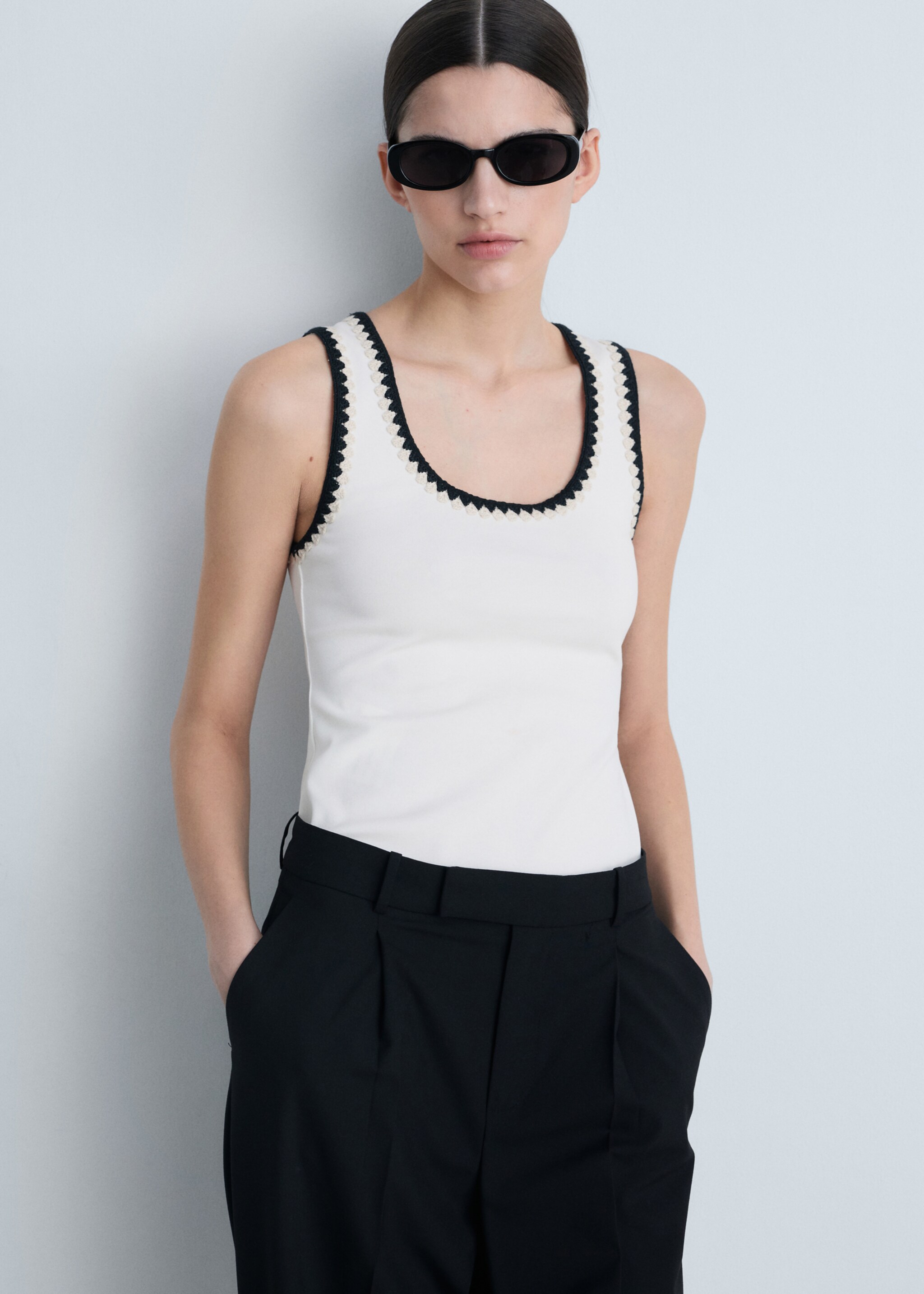 Low-cut top with contrasting trim - Medium plane
