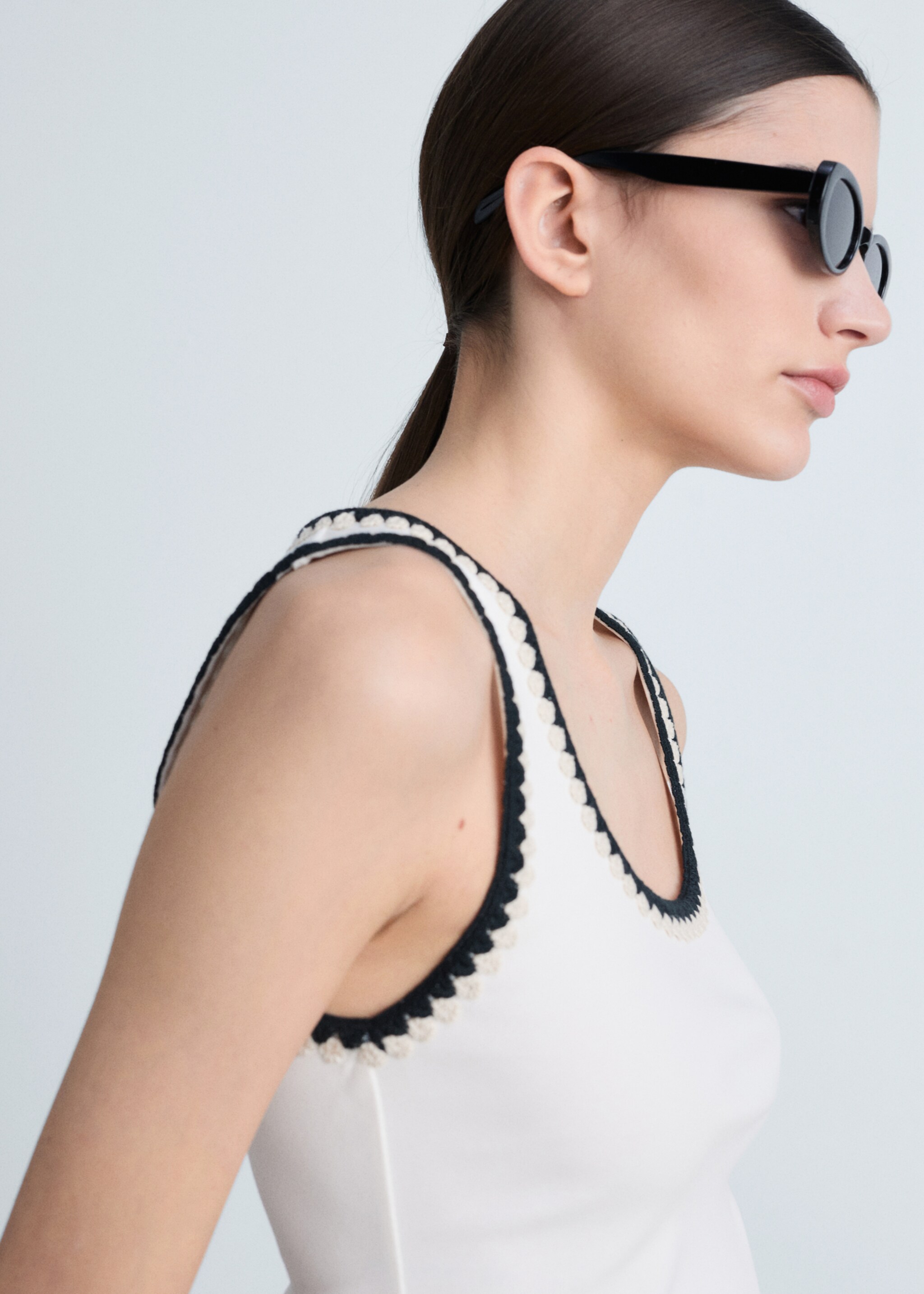 Low-cut top with contrasting trim - Details of the article 1