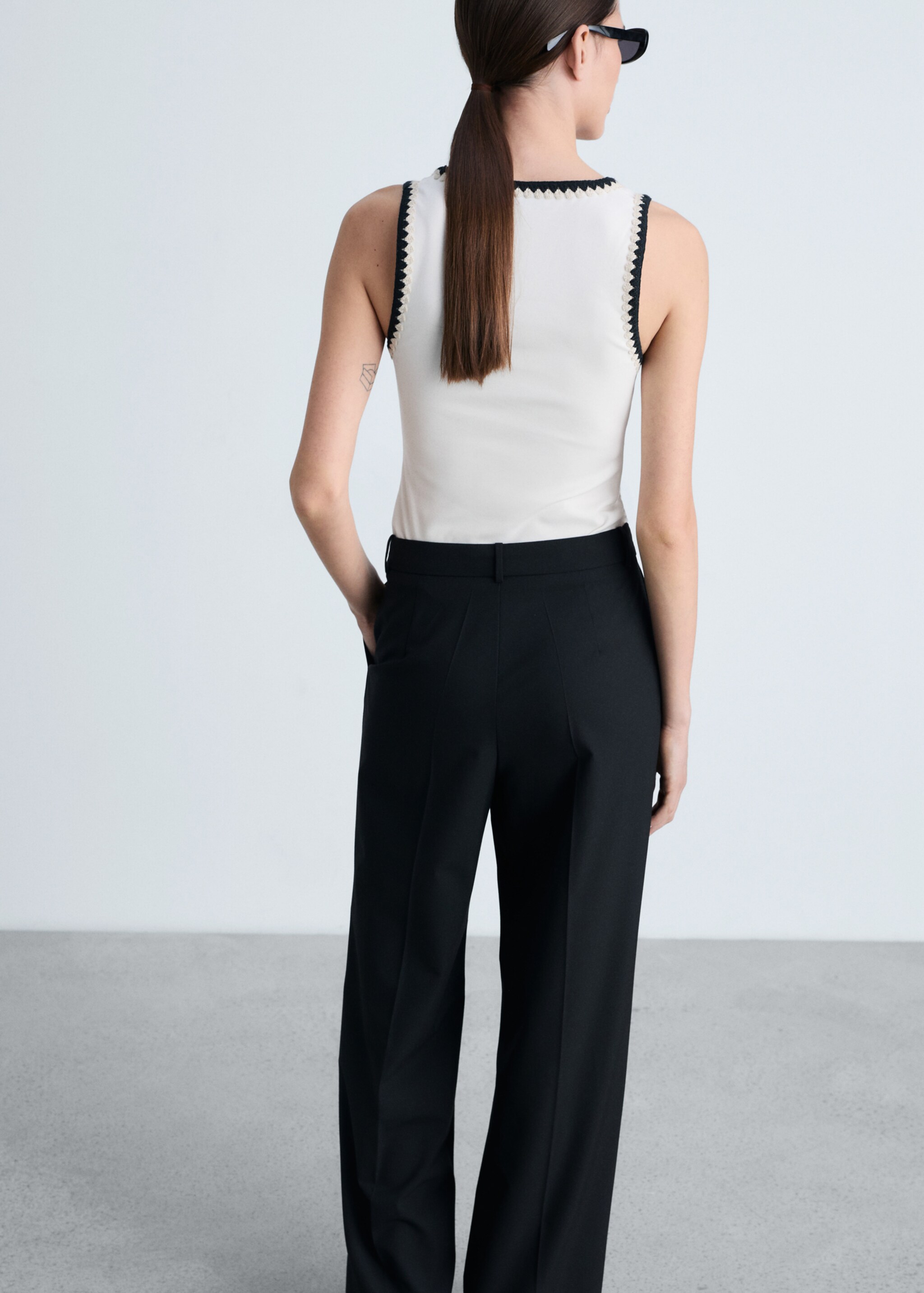 Low-cut top with contrasting trim - Reverse of the article