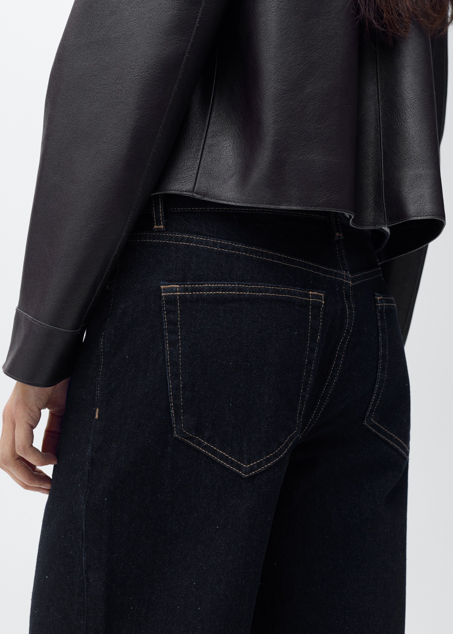Wide-leg cropped jeans with seam detail - Details of the article 6