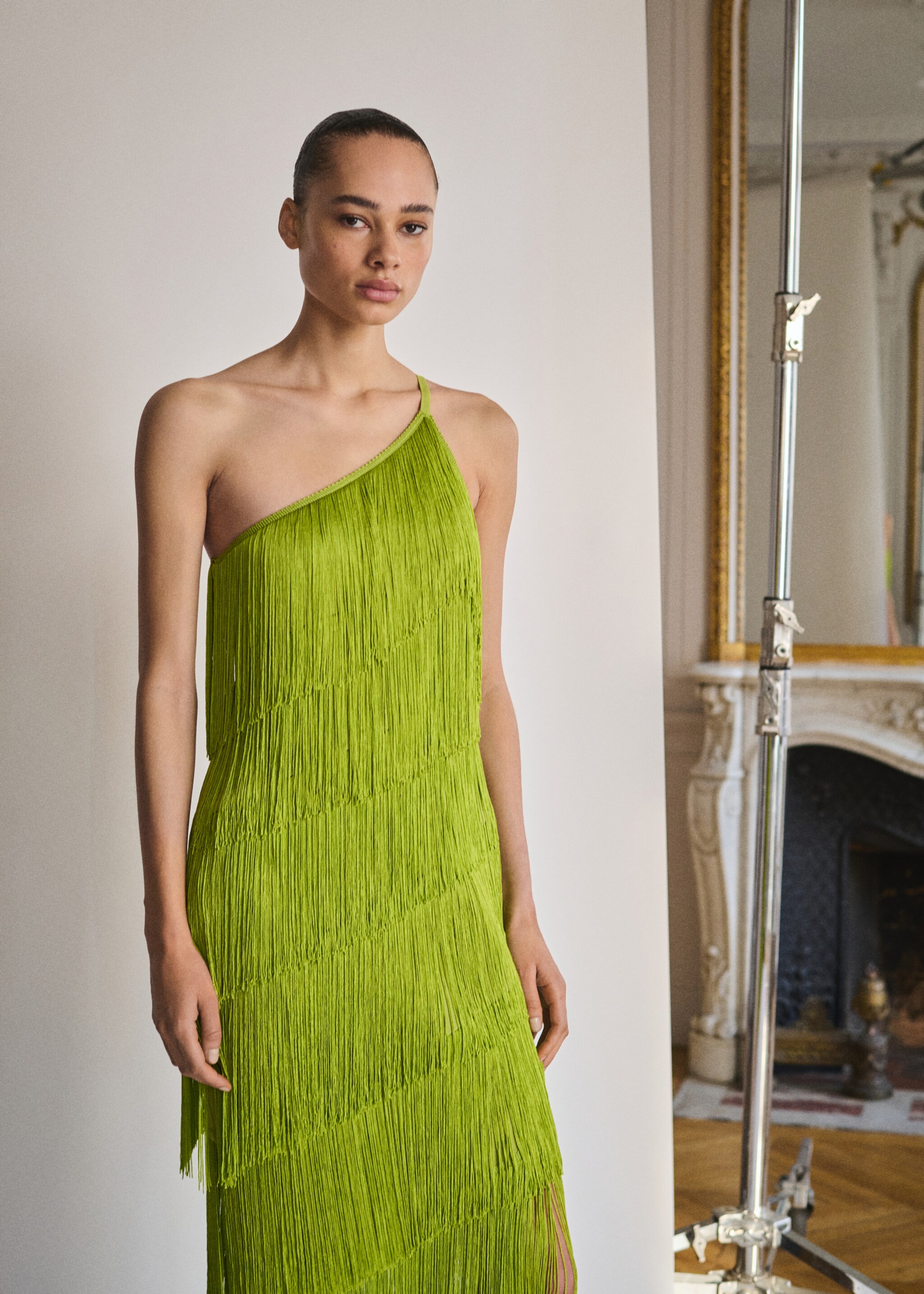 Asymmetrisches Midikleid mit Fransen - Mittlere Ansicht