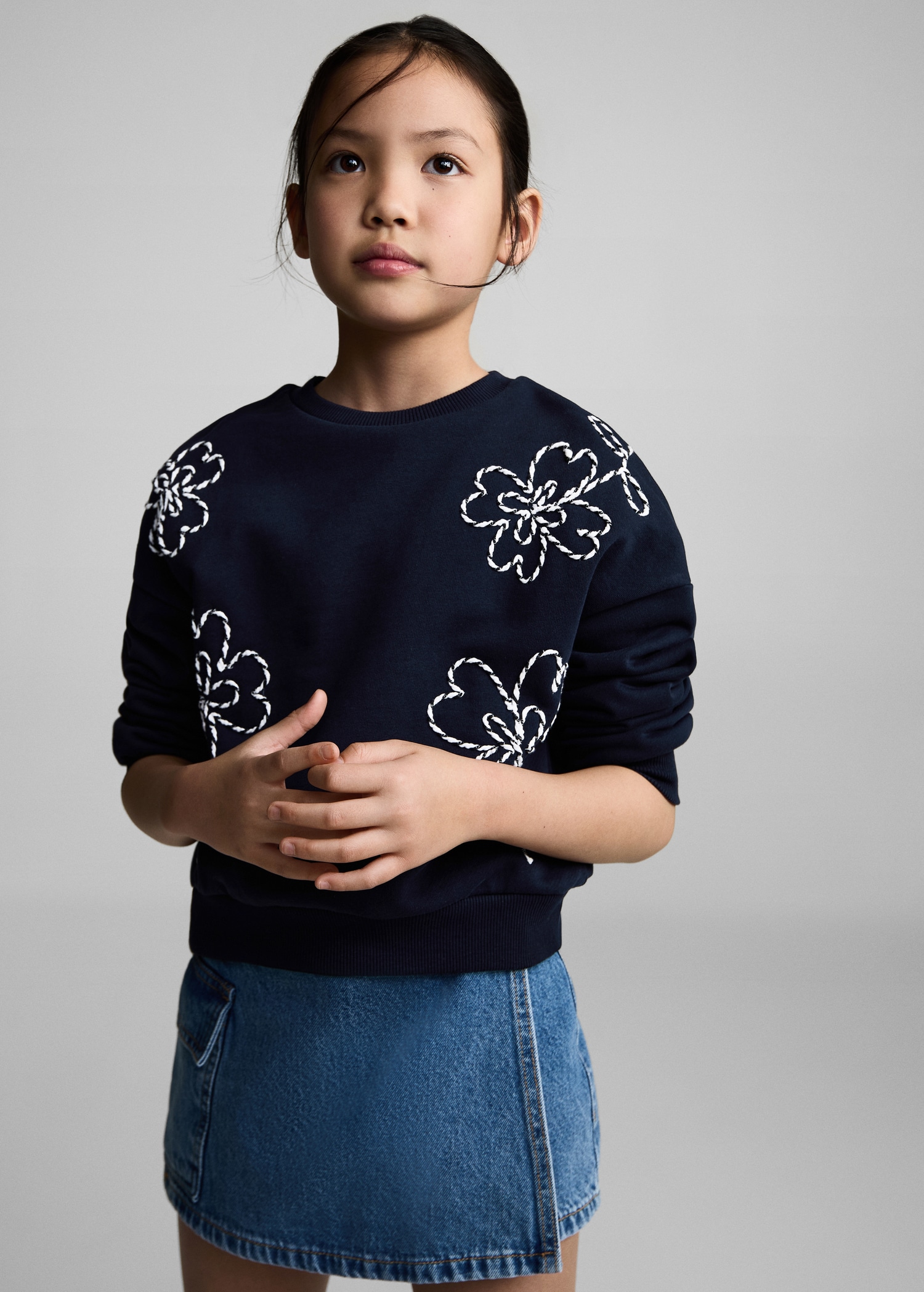 Embroidered Flower Round Neck Long Sleeve Sweatshirt Embroidered Flower Round Neck Long Sleeve Sweatshirt