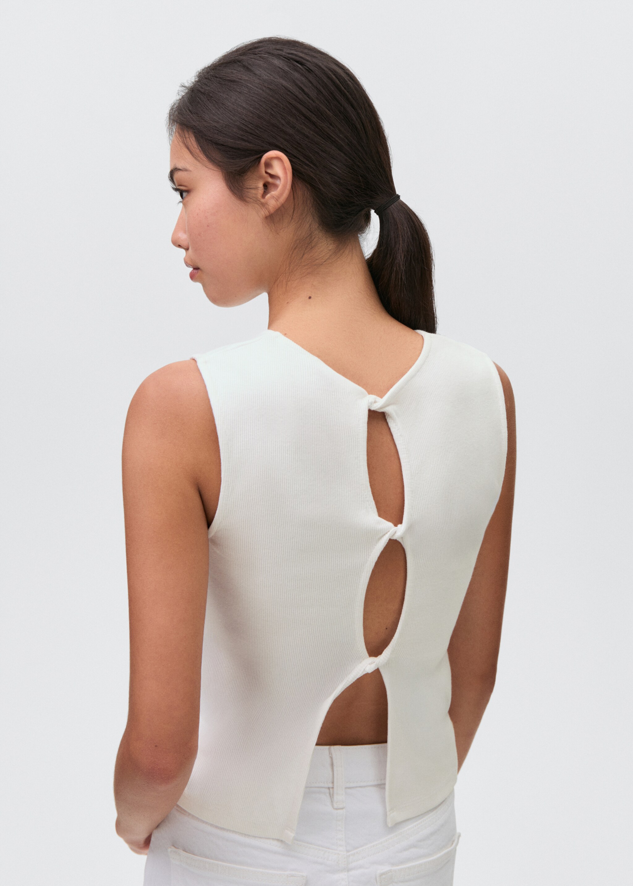 Top with interlocking back - Reverse of the article