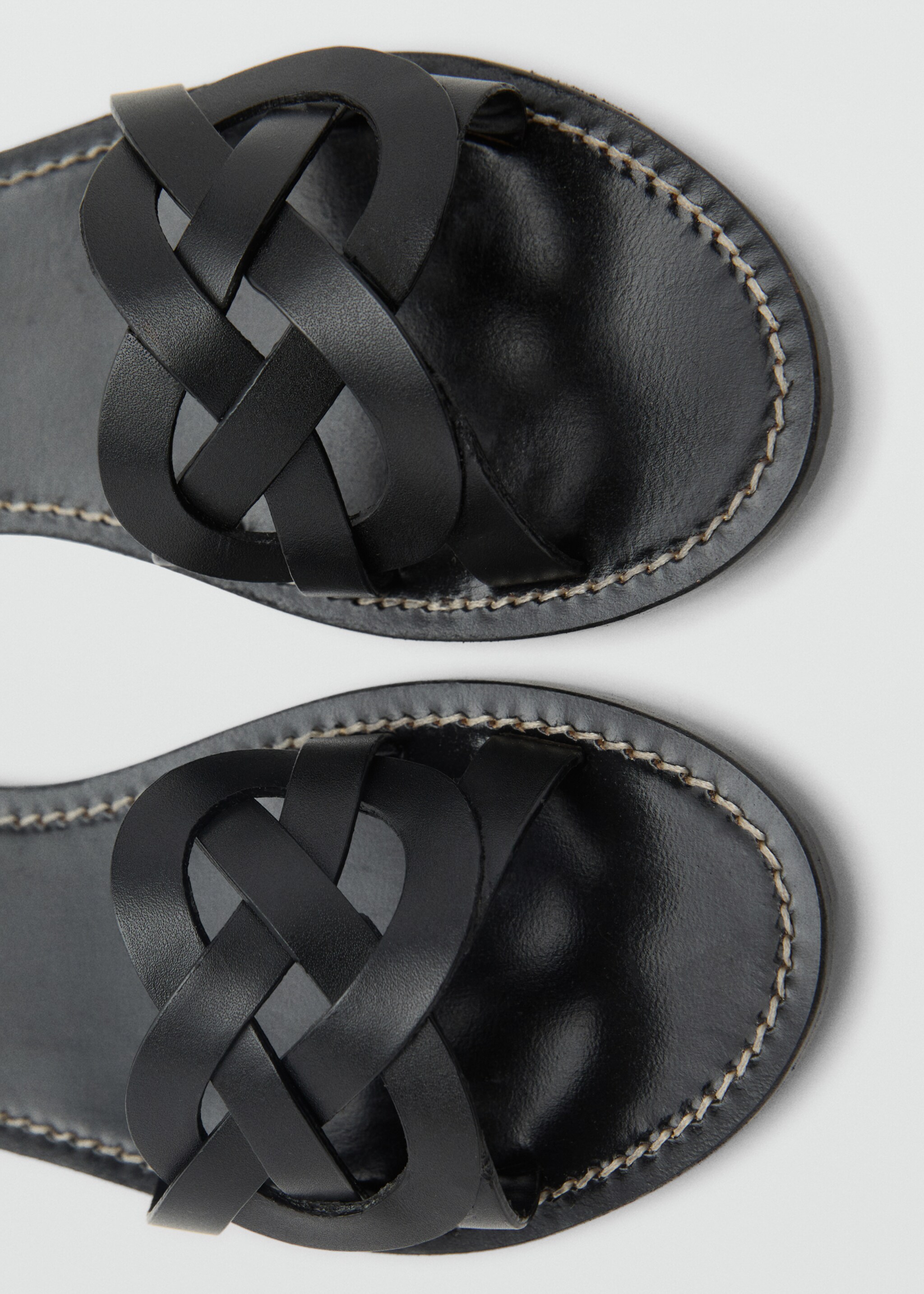 Leather sandals with intertwined strap - Details of the article 2