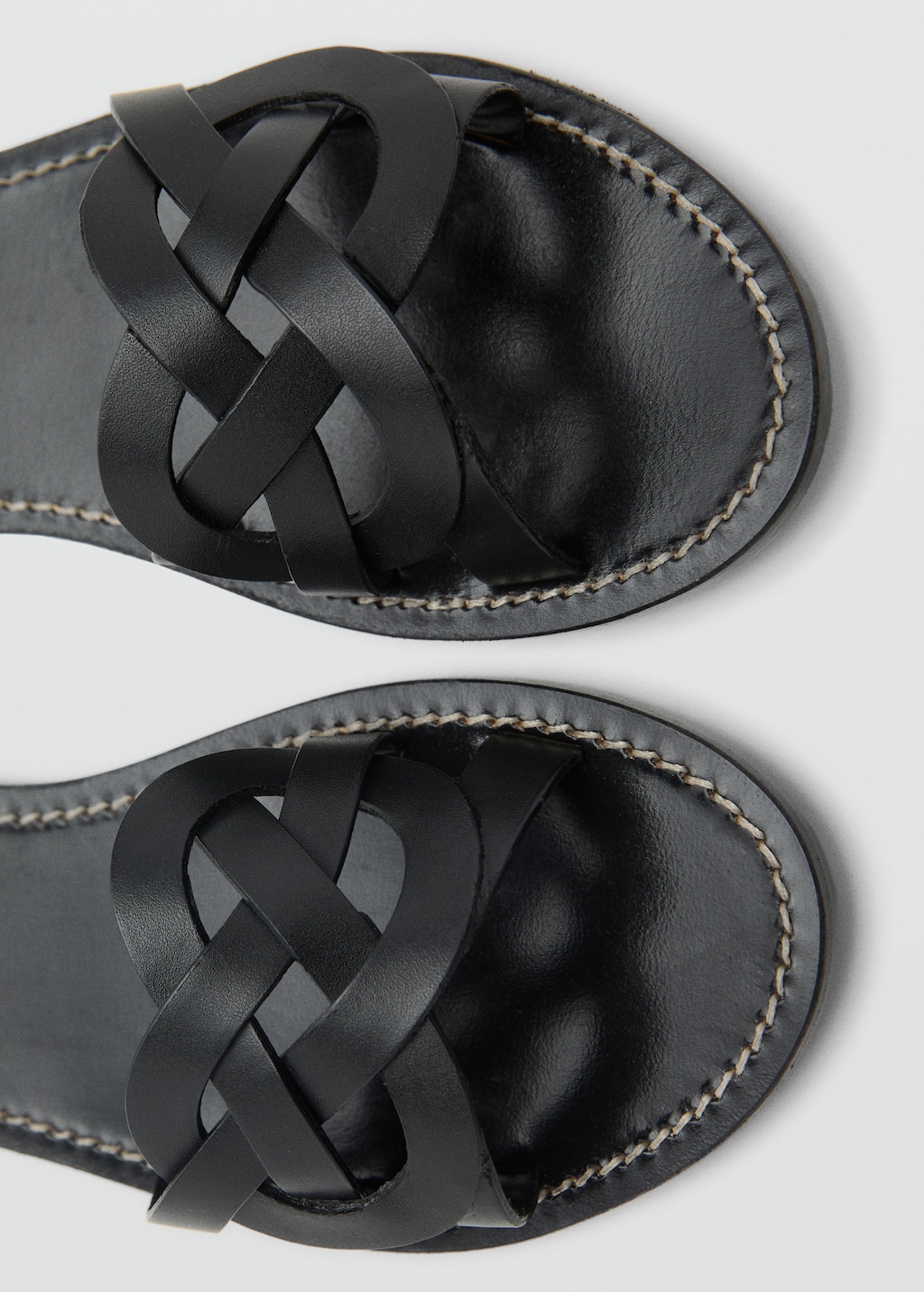 Leather sandals with intertwined strap