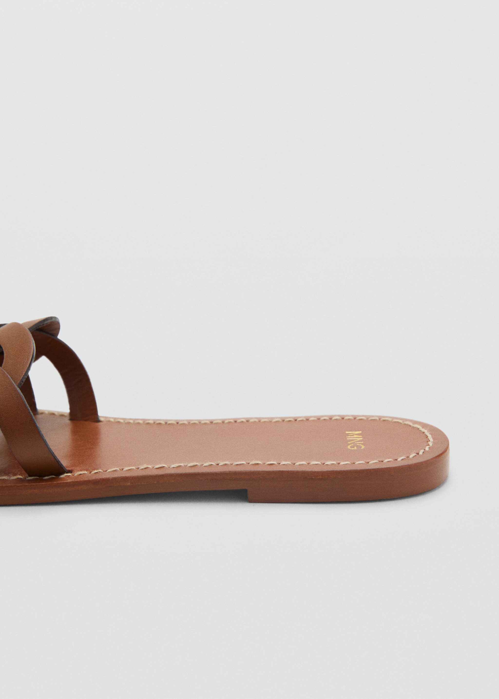 Leather sandals with intertwined strap - Details of the article 1