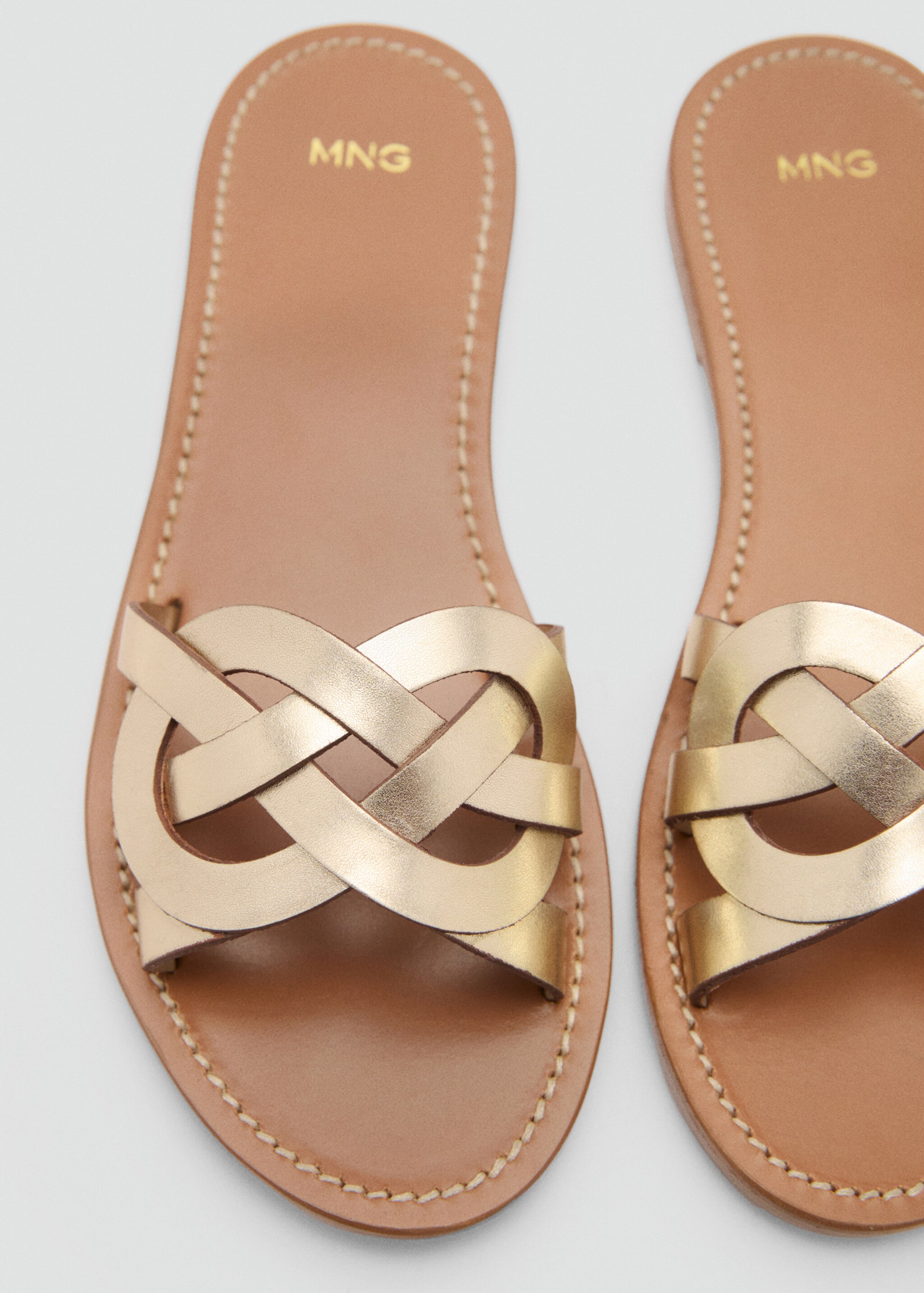 Leather sandals with intertwined strap - Details of the article 1