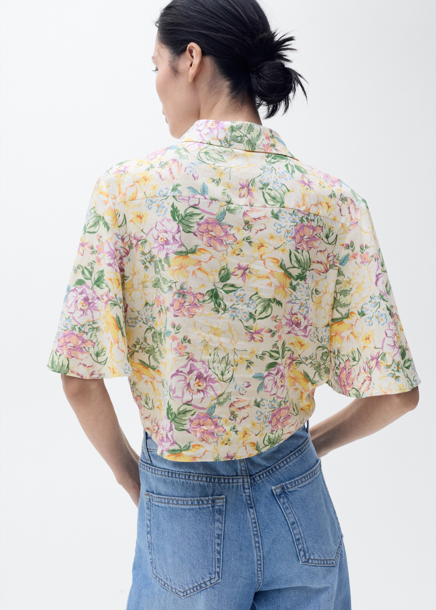 Gebloemde linnen blouse met knoop - Achterkant van het artikel