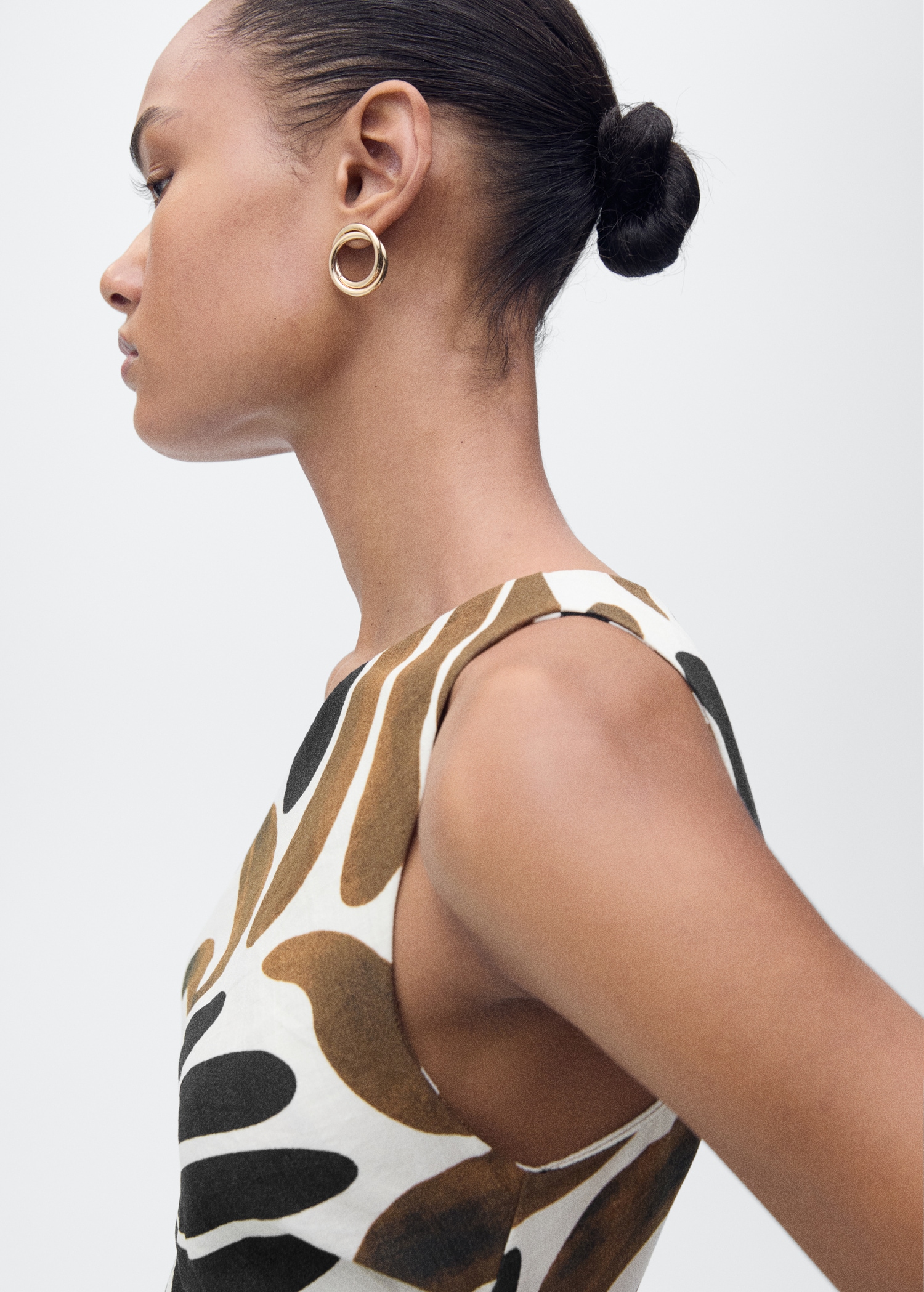 Gemustertes Kleid mit asymmetrischem Ausschnitt - Detail des Artikels 1