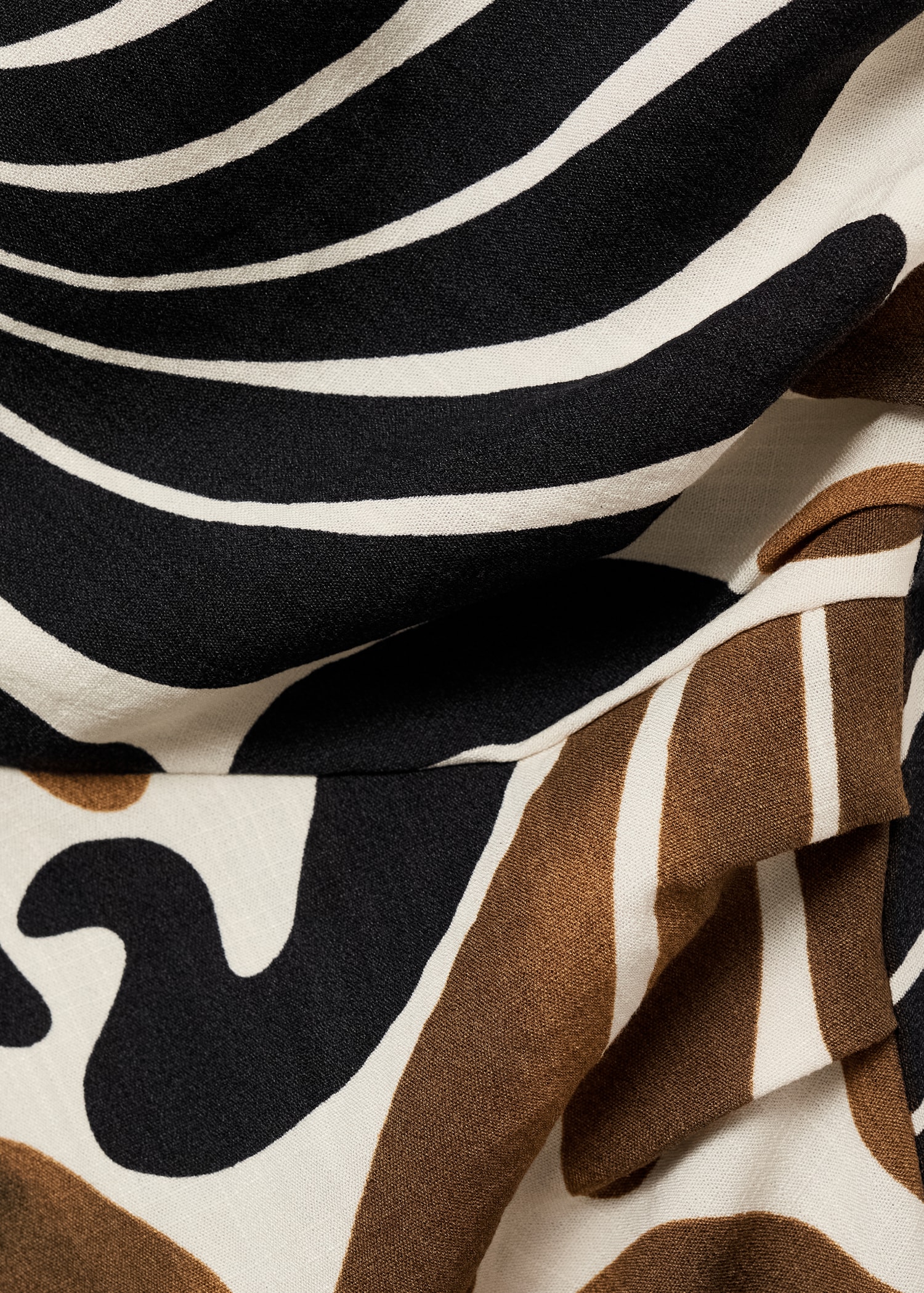 Gemustertes Kleid mit asymmetrischem Ausschnitt - Detail des Artikels 8
