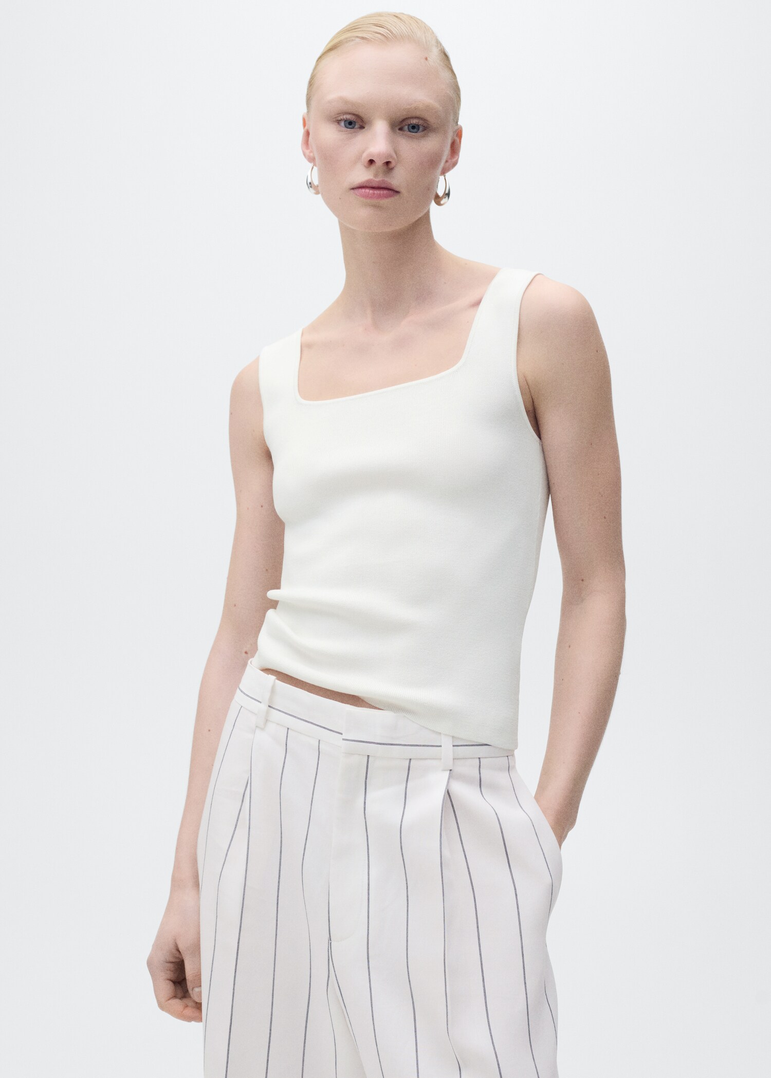 Top in maglia sottile con scollo profondo - Piano medio