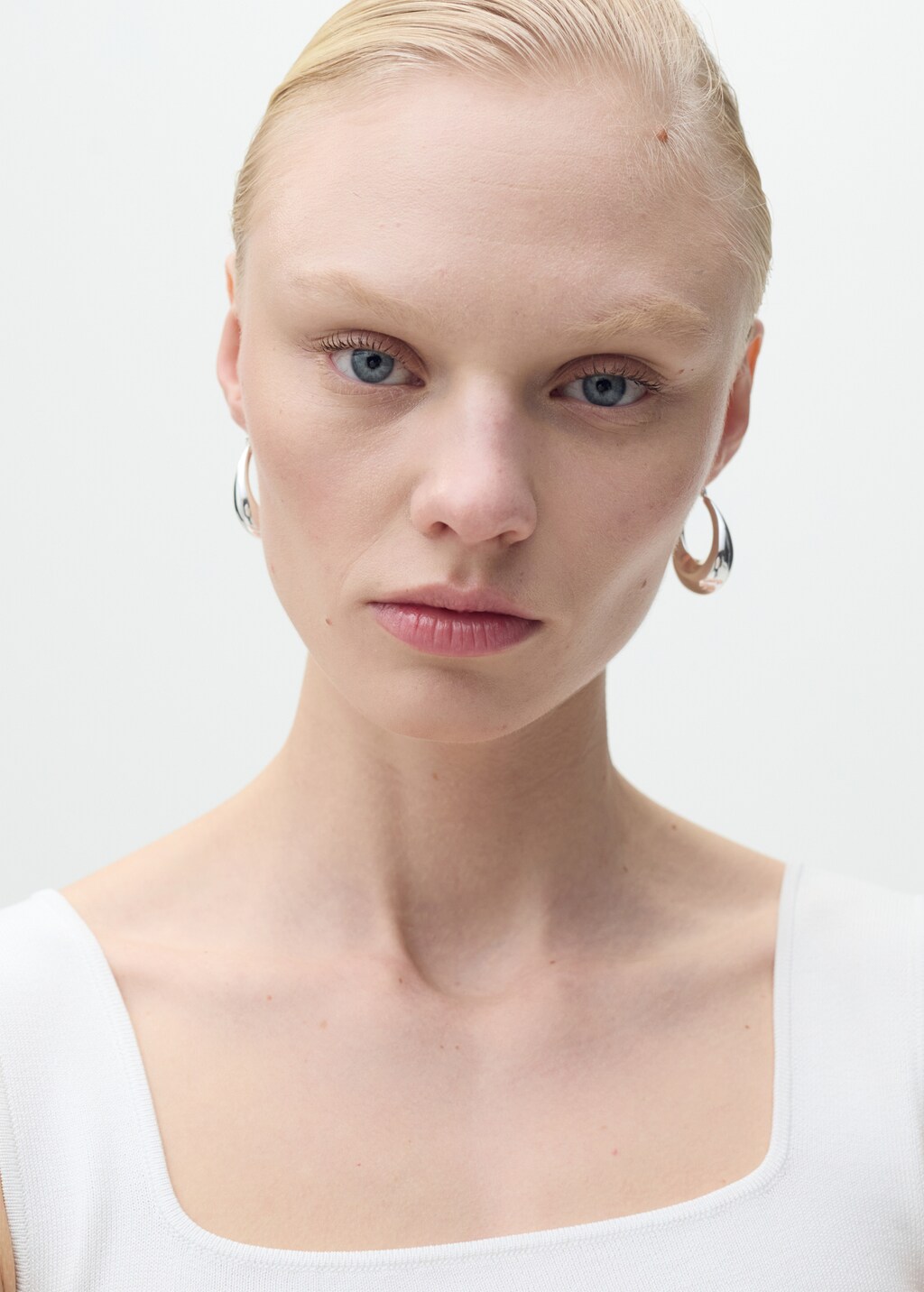 Fine-knit top with low neckline - image 4