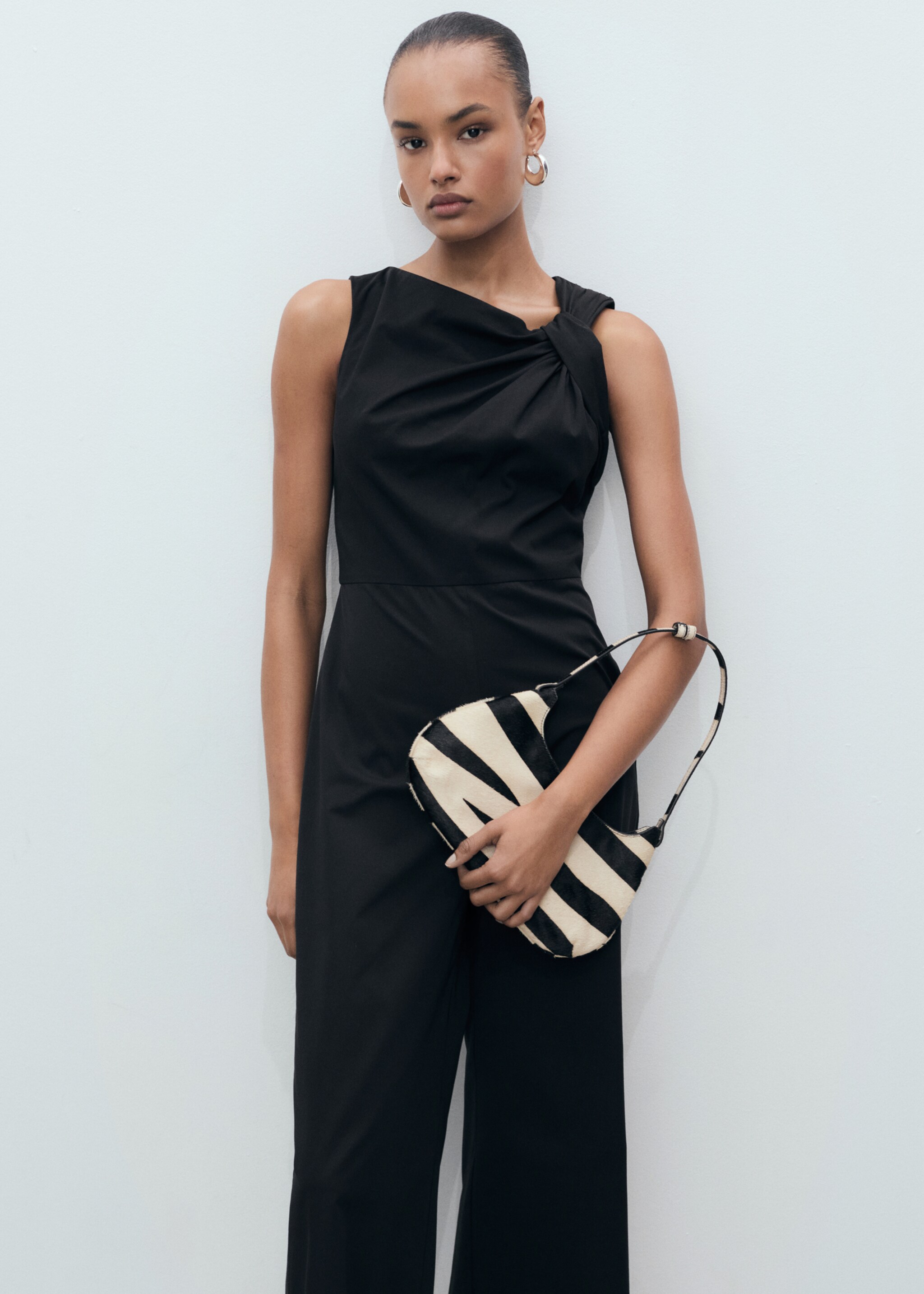 Combinaison jupe-culotte col bénitier - Plan moyen