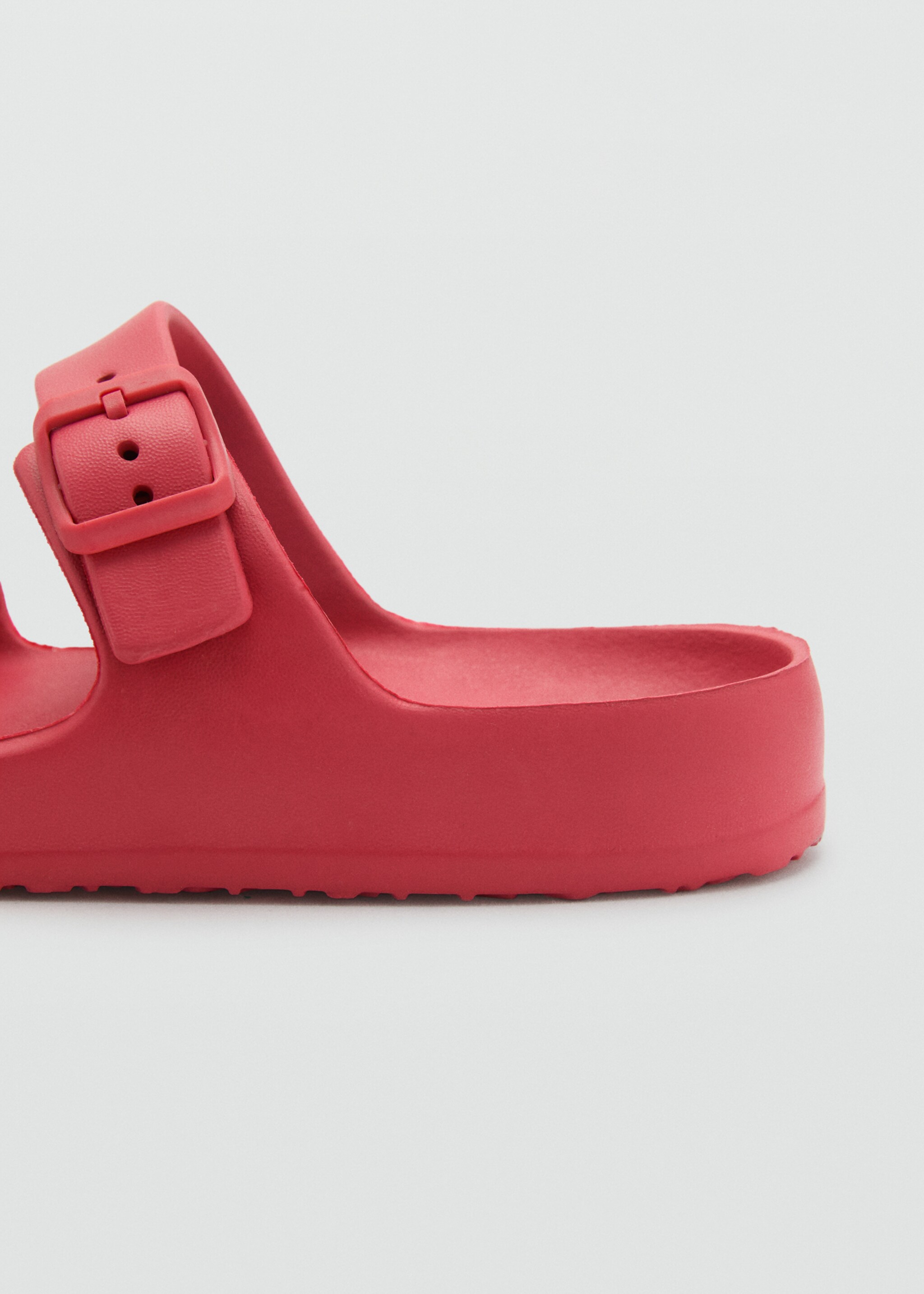 Flip-flops with buckle straps - Details of the article 2