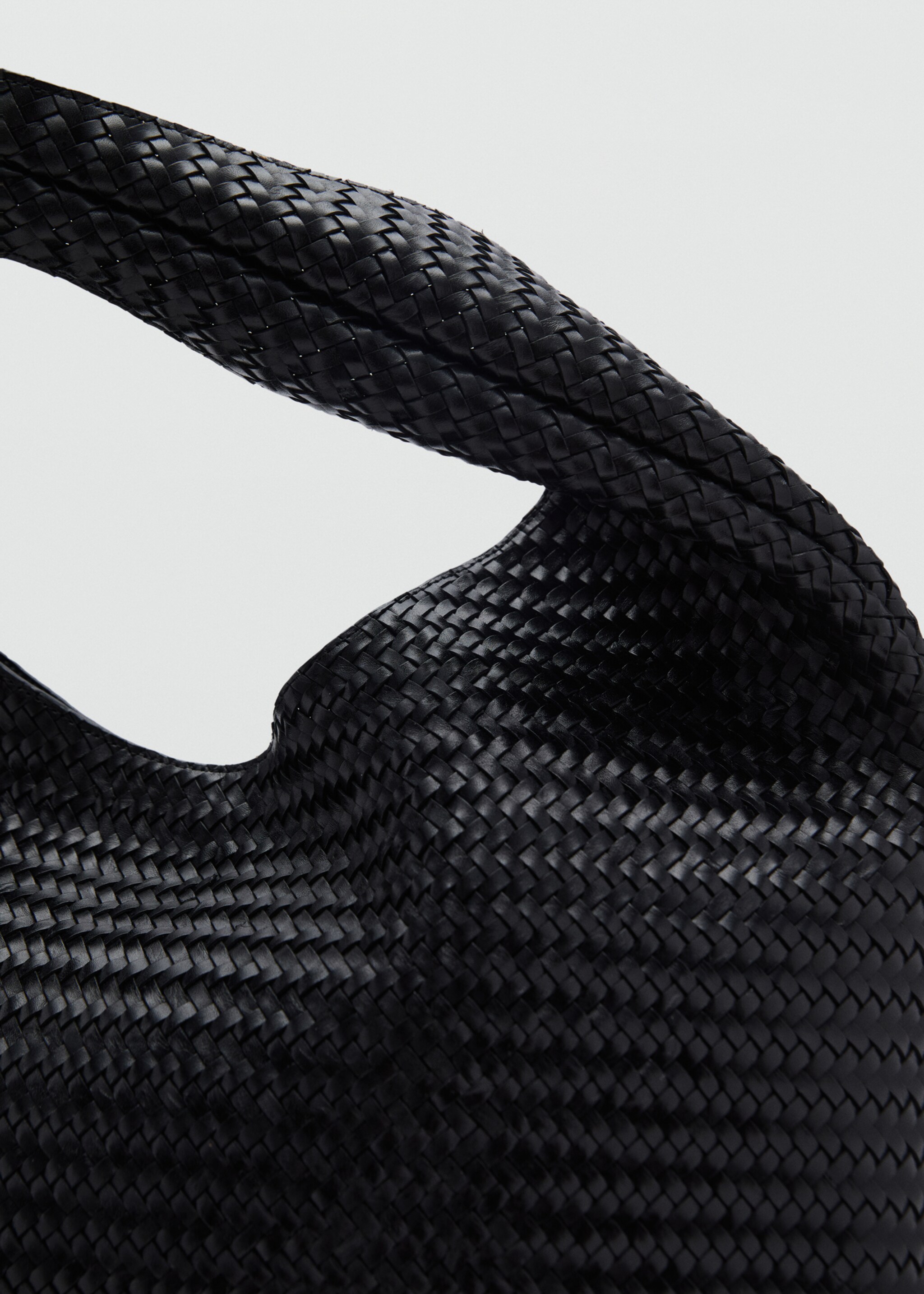 Large braided leather shoulder bag - Details of the article 1
