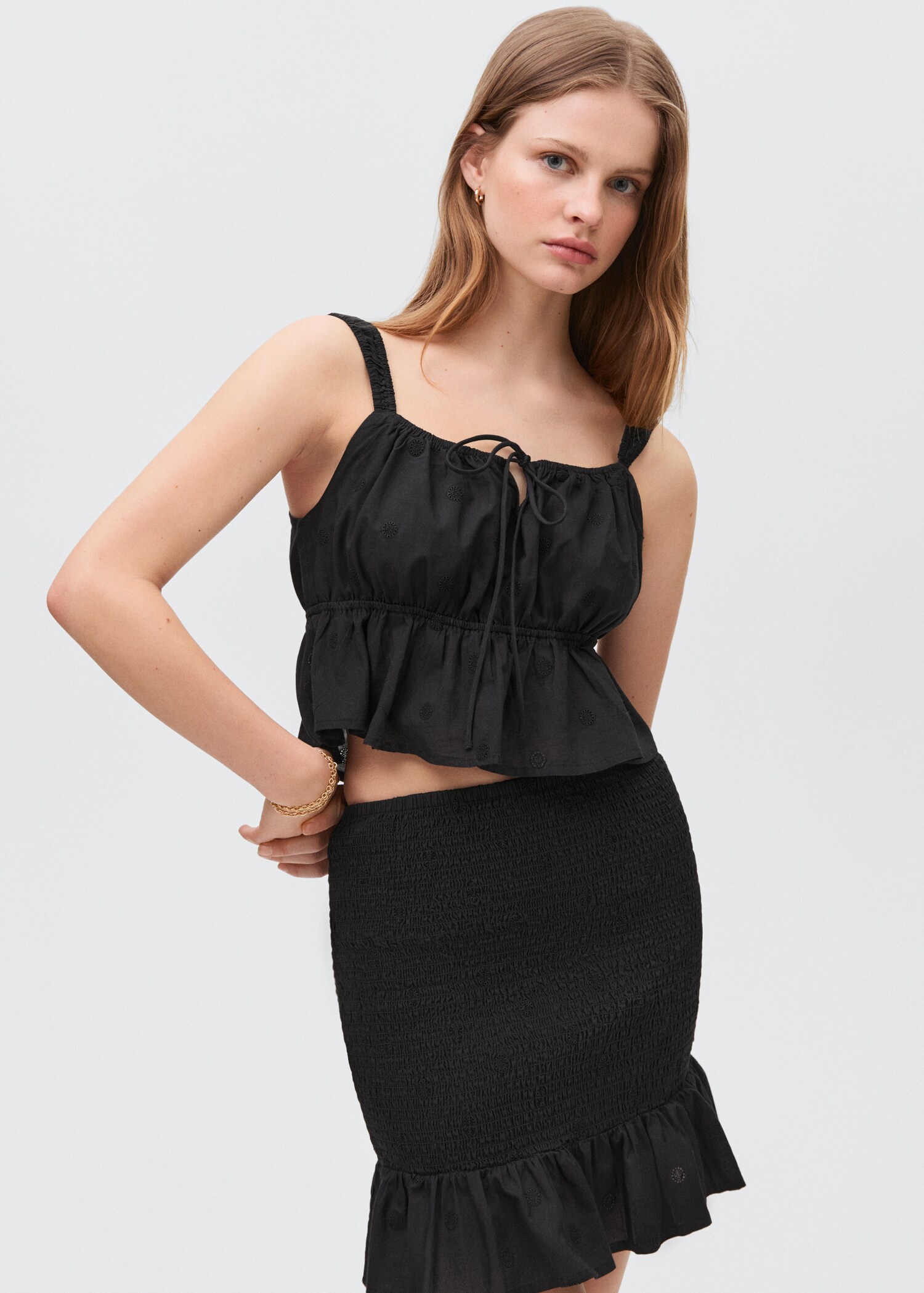 Top crop bordado - Plano medio