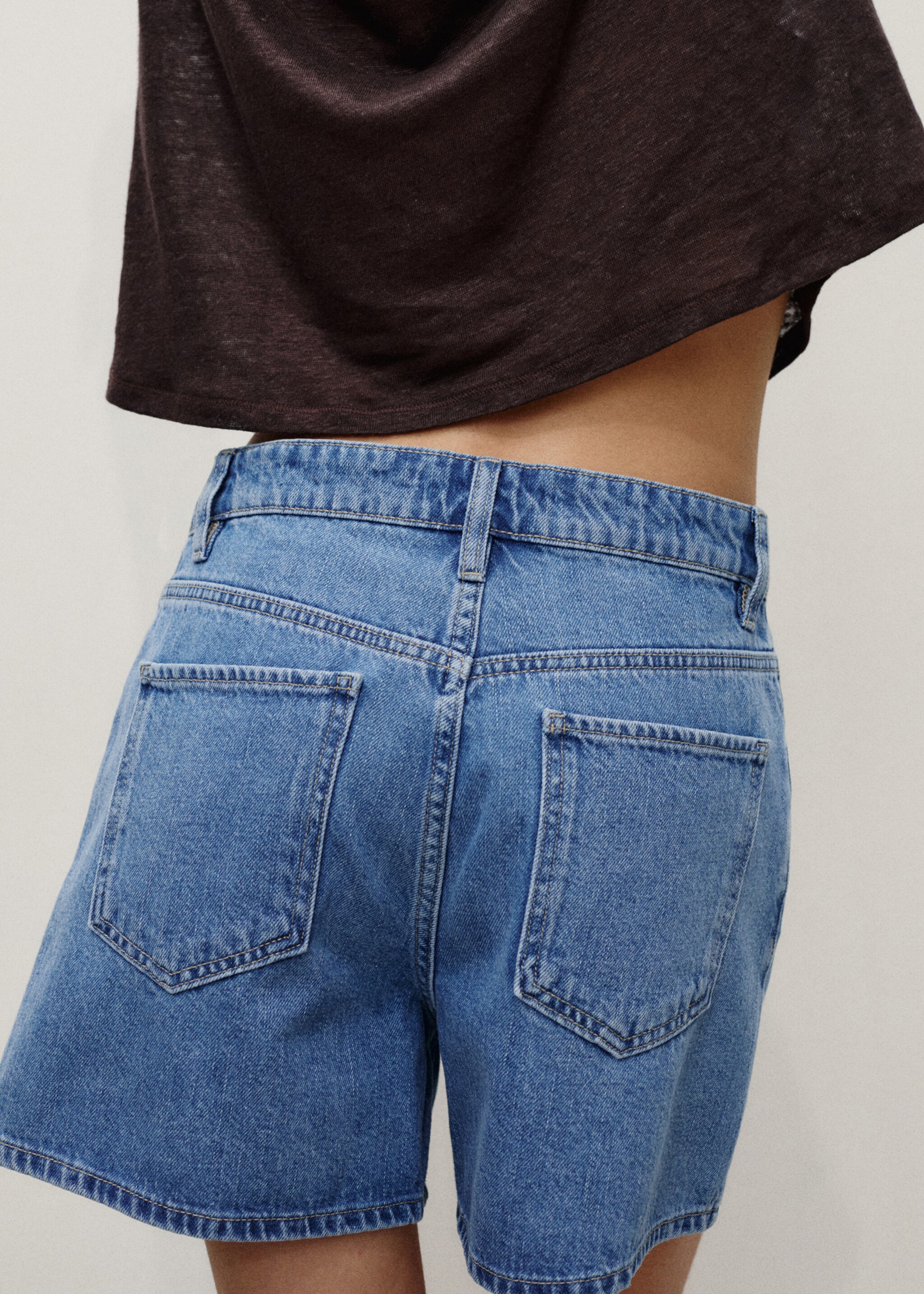 High-waisted straight-fit denim shorts - Details of the article 2