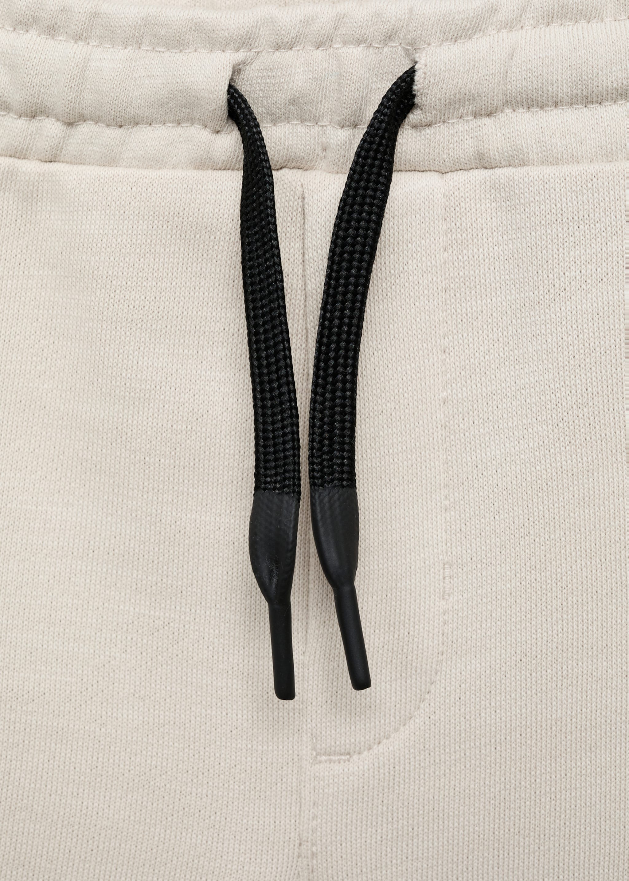 Contrast pockets Bermuda shorts - Details of the article 8