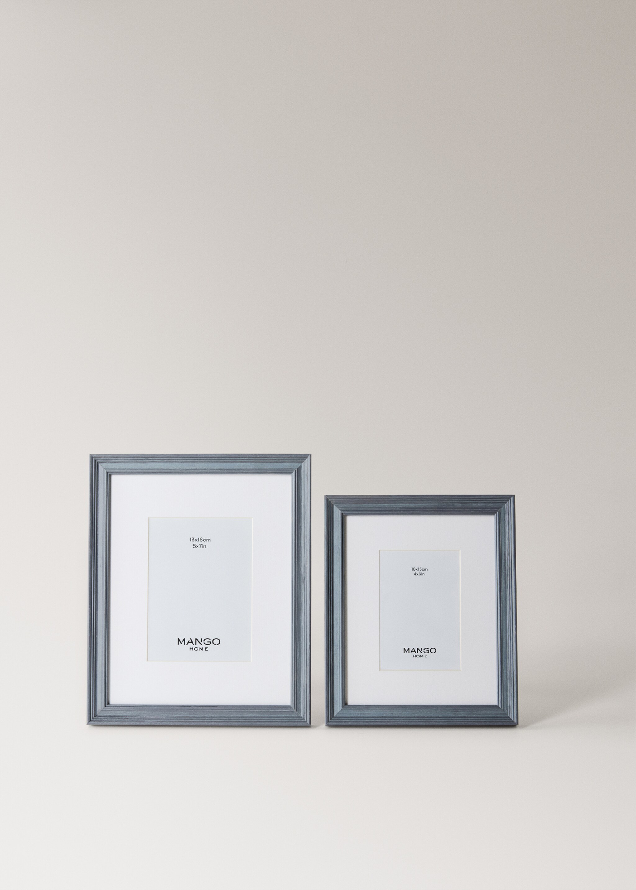 Mittelgroßer Holzrahmen mit Passepartout - Detail des Artikels 5, Blau. Ref: 87037712-00.