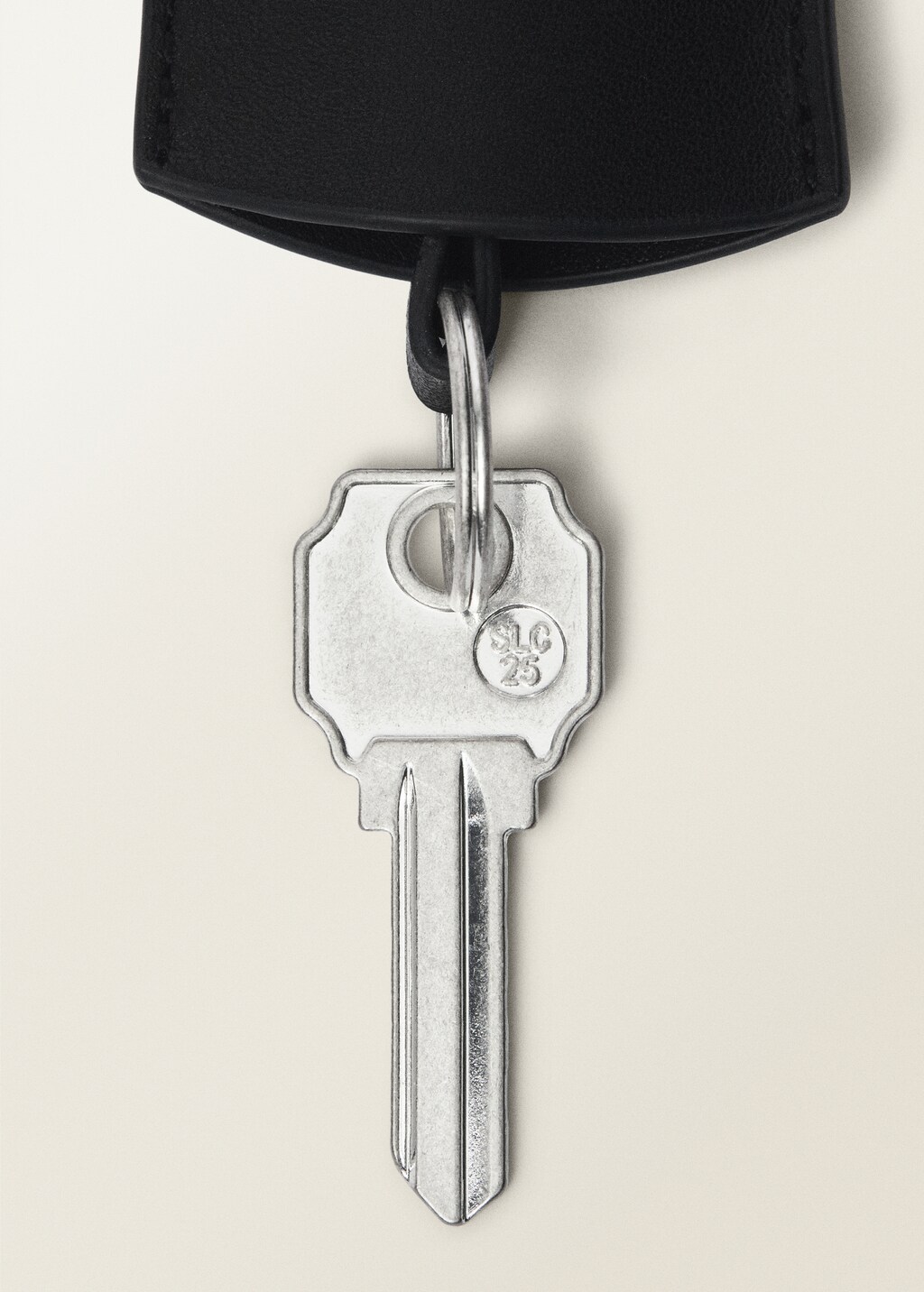 Leather necklace with keychain pendant - Women | MANGO USA