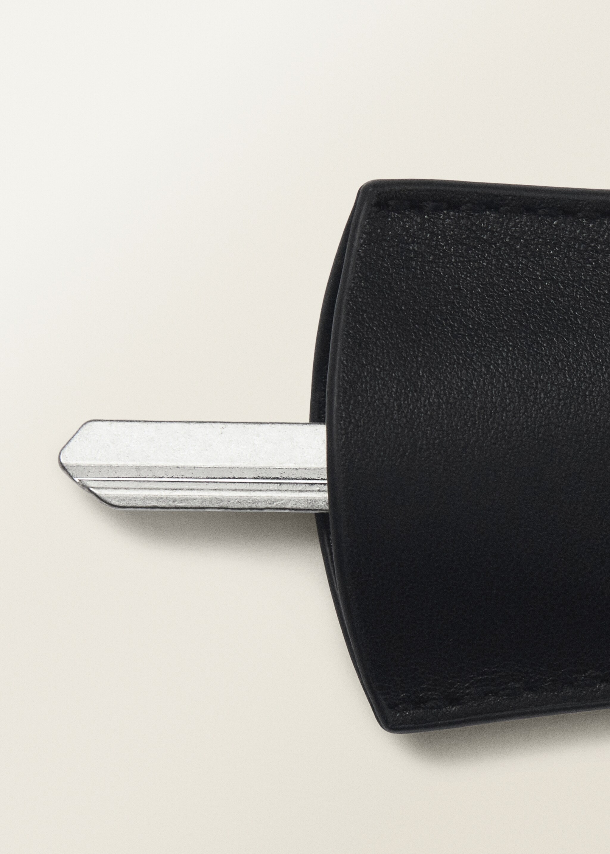 Leather necklace with keychain pendant - Details of the article 1