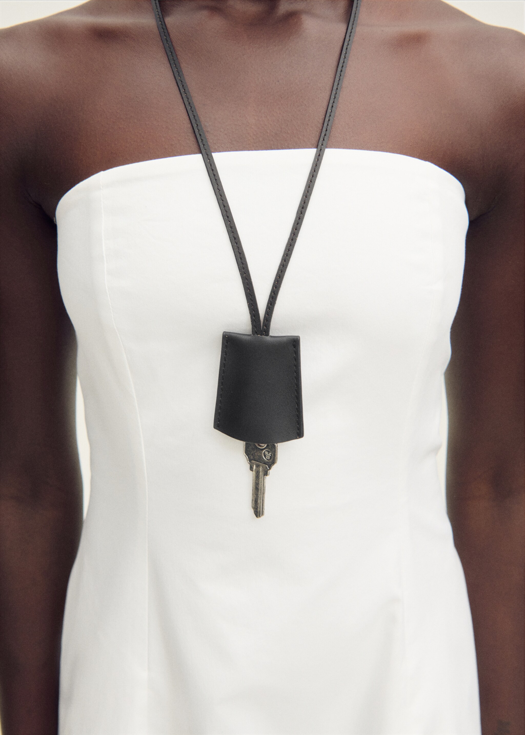 Leather necklace with keychain pendant - Details of the article 9