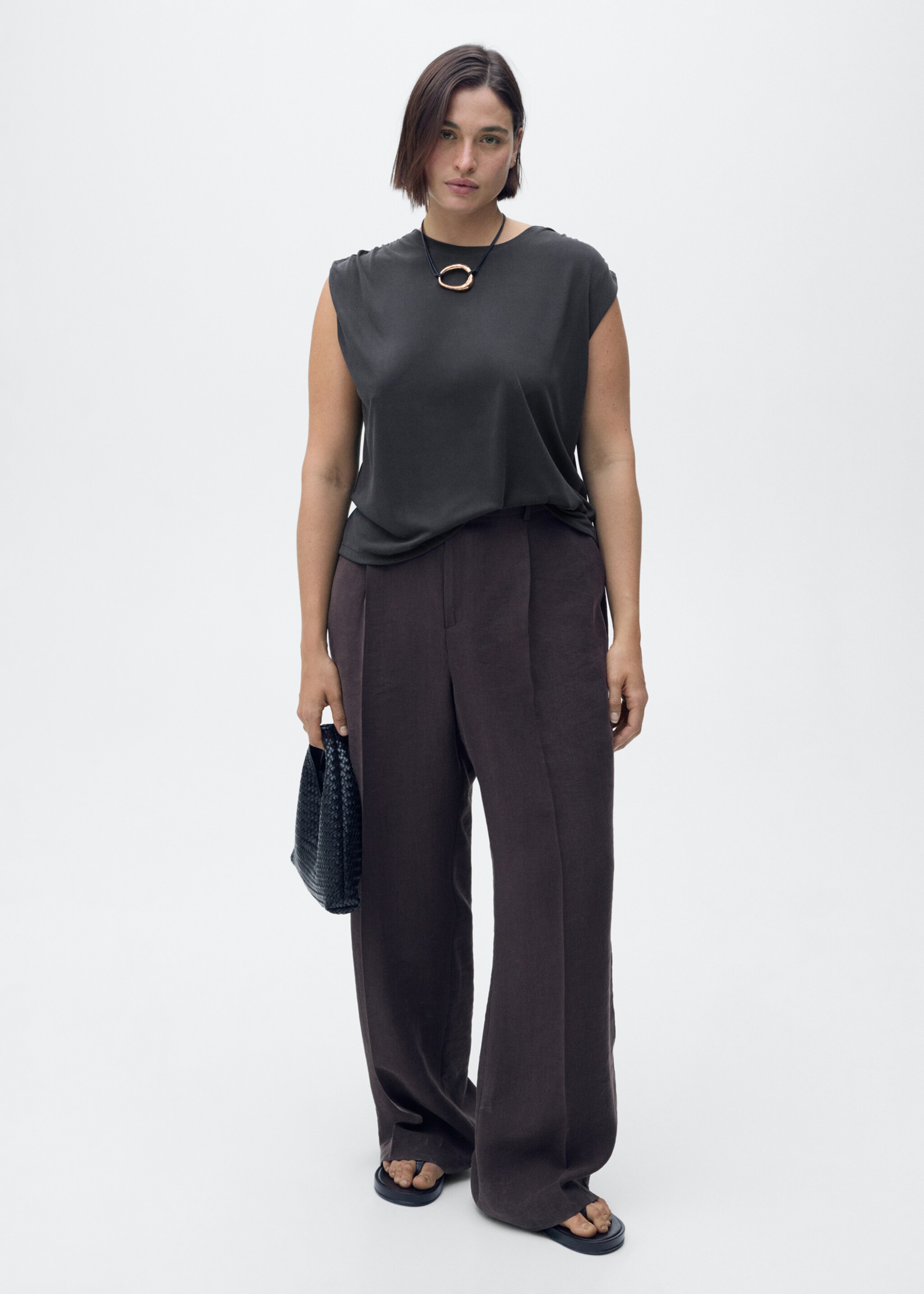 Flowy t-shirt with gathered shoulders - Details of the article 3
