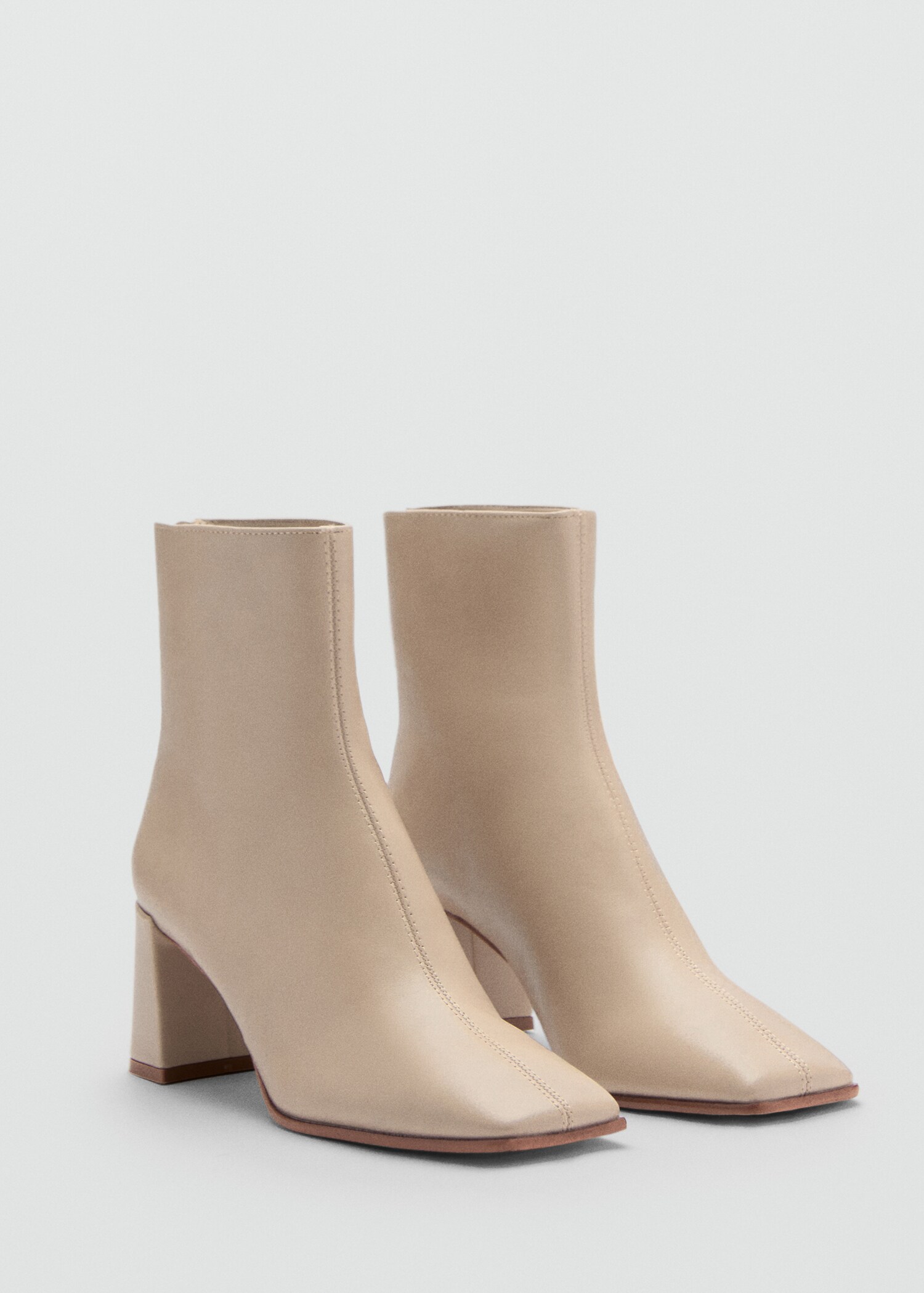 Bottines talon bloc bout carré - Plan moyen