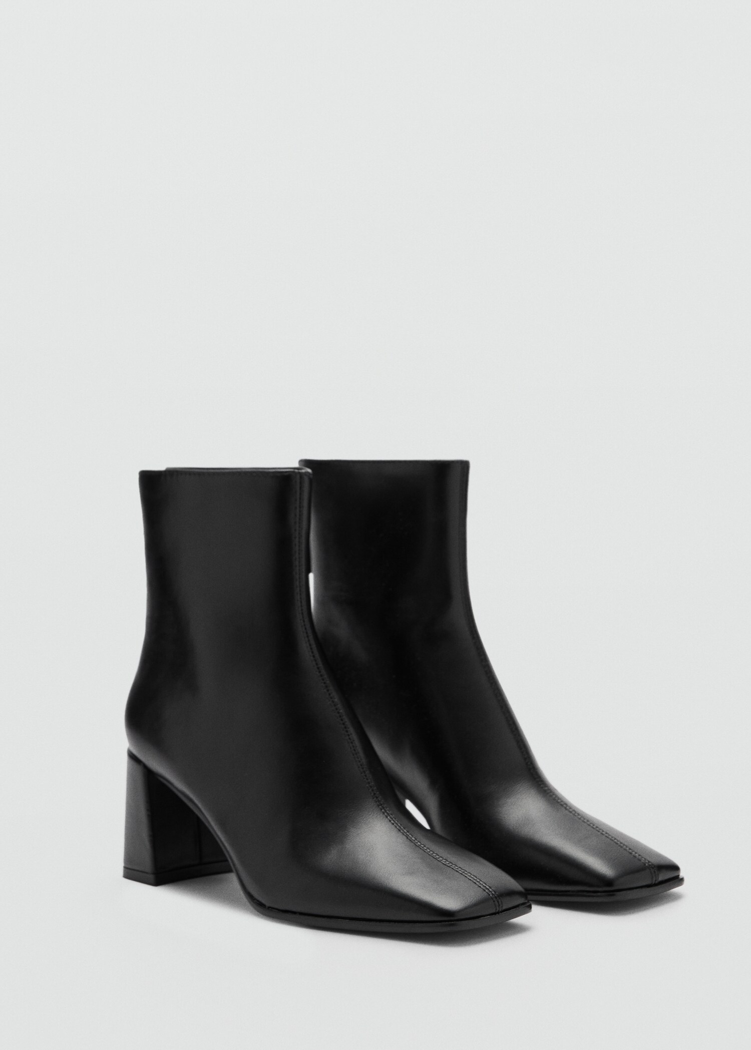 Bottines talon bloc bout carré - Plan moyen