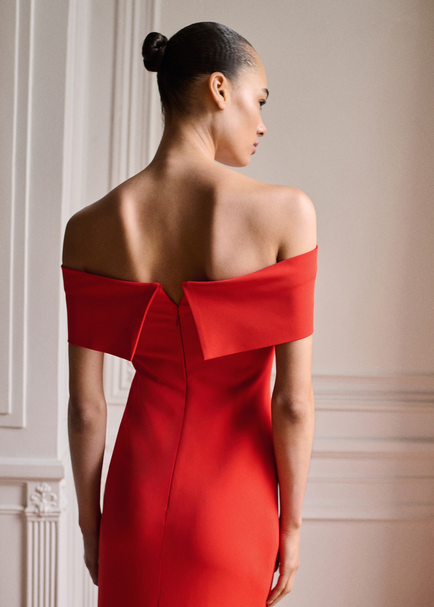 Vestido hombros descubiertos detalle abertura - Reverso del artículo