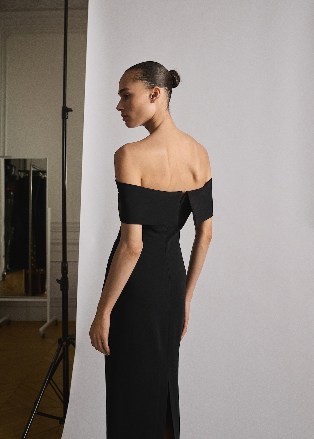 Off-the-shoulder dress with slit detail