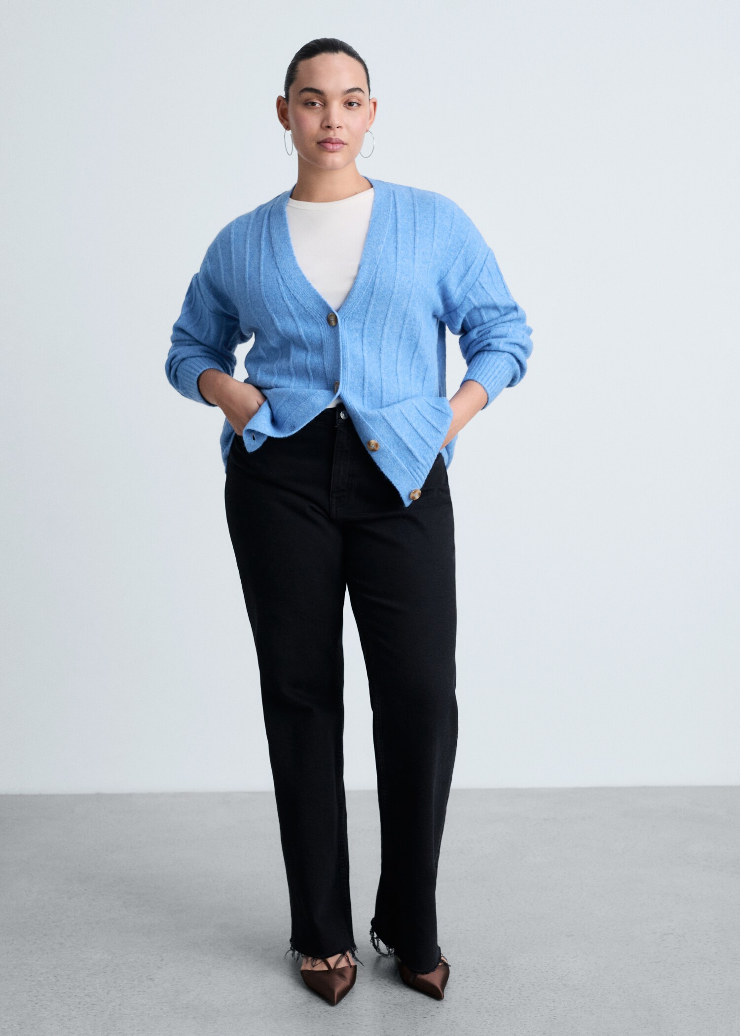 Buttoned long cardigan - Details of the article 3