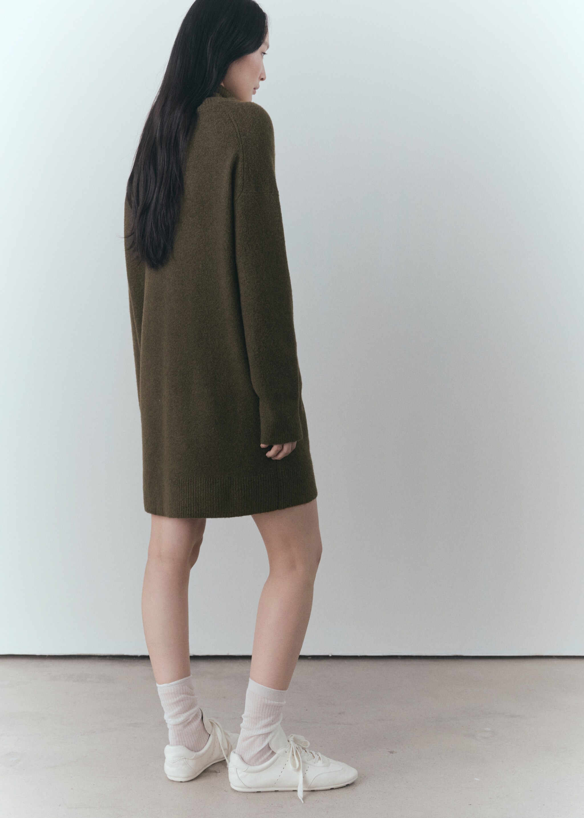 Short knitted turtleneck dress - Reverse of the article, Khaki. Ref: 87040284-00.