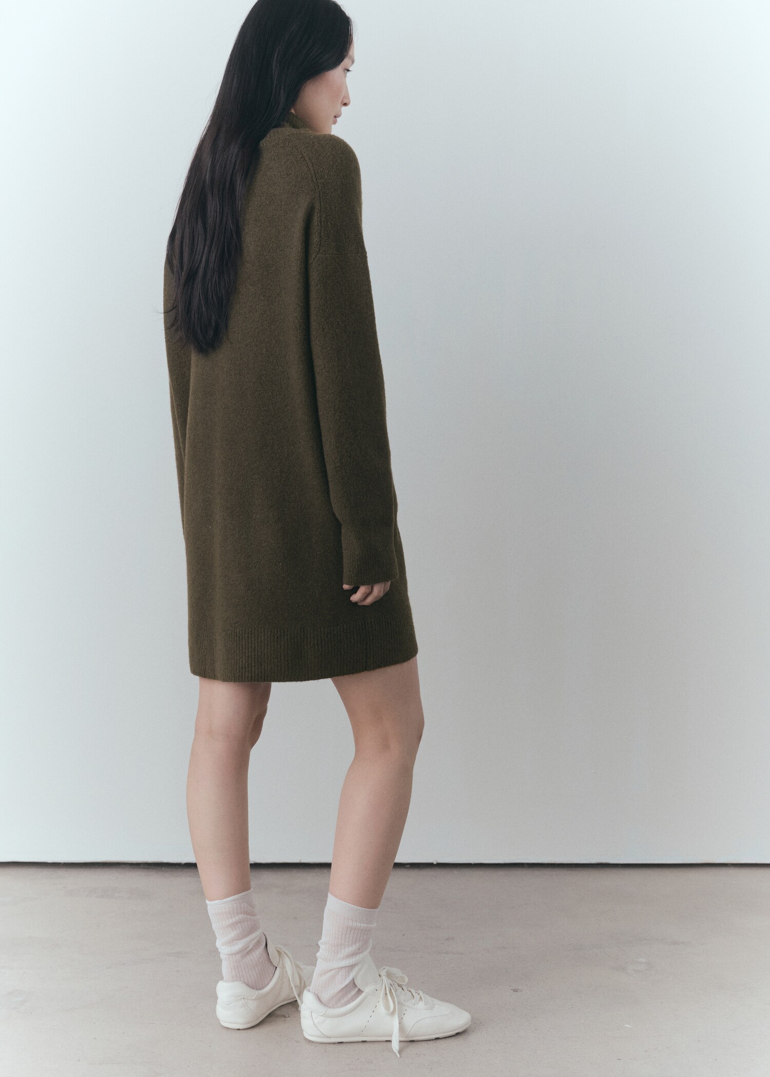 Vestido corto punto cuello vuelto - Reverso del artículo
