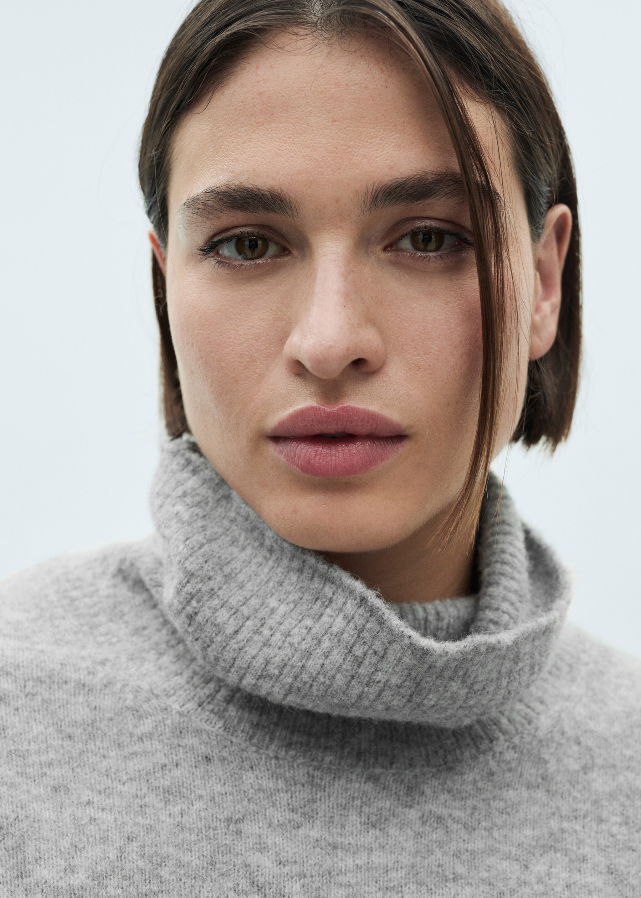 Short knitted turtleneck dress - Details of the article 4