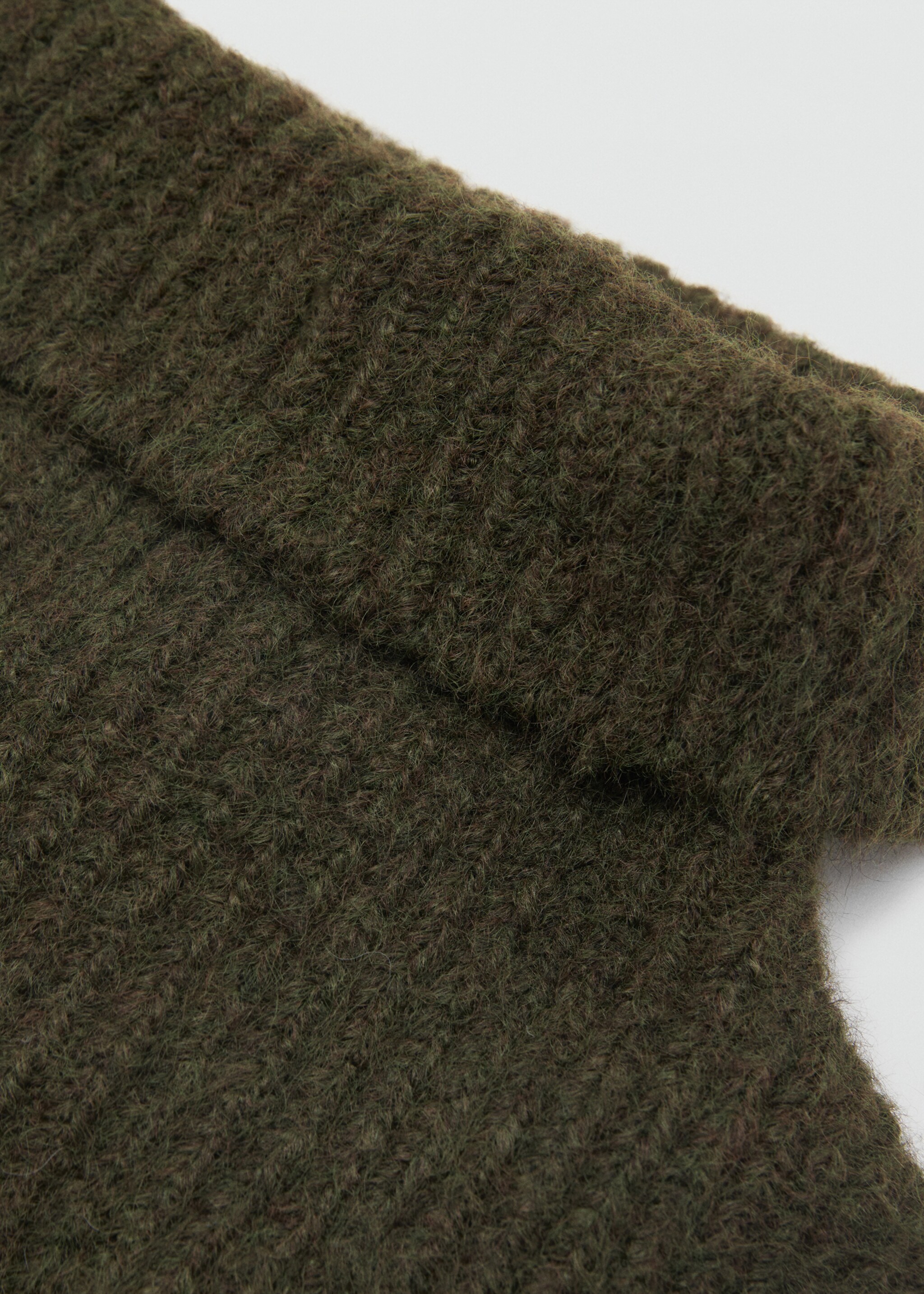 Chal cuello vuelto crop - Plano medio