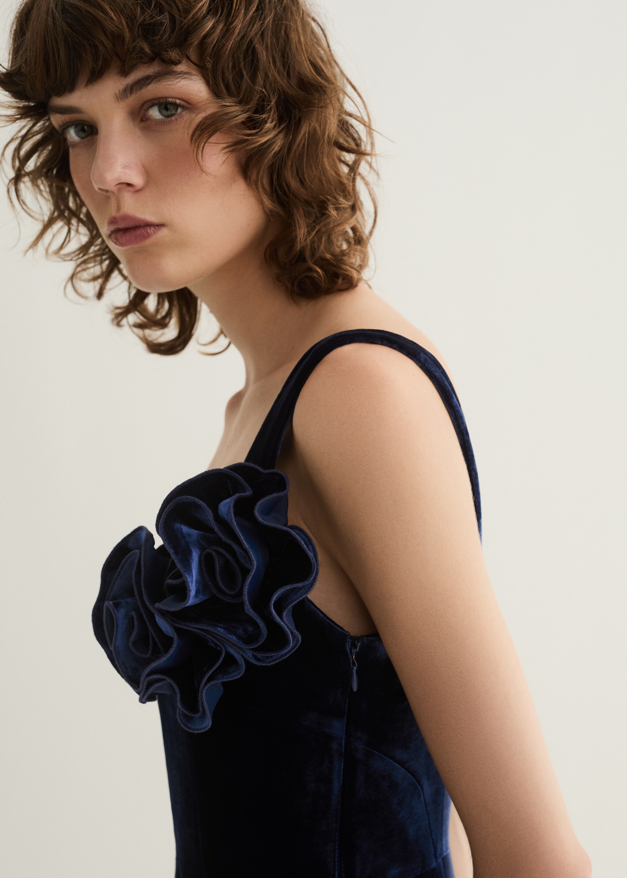 Flared velour jumpsuit with wide straps - Details of the article 1