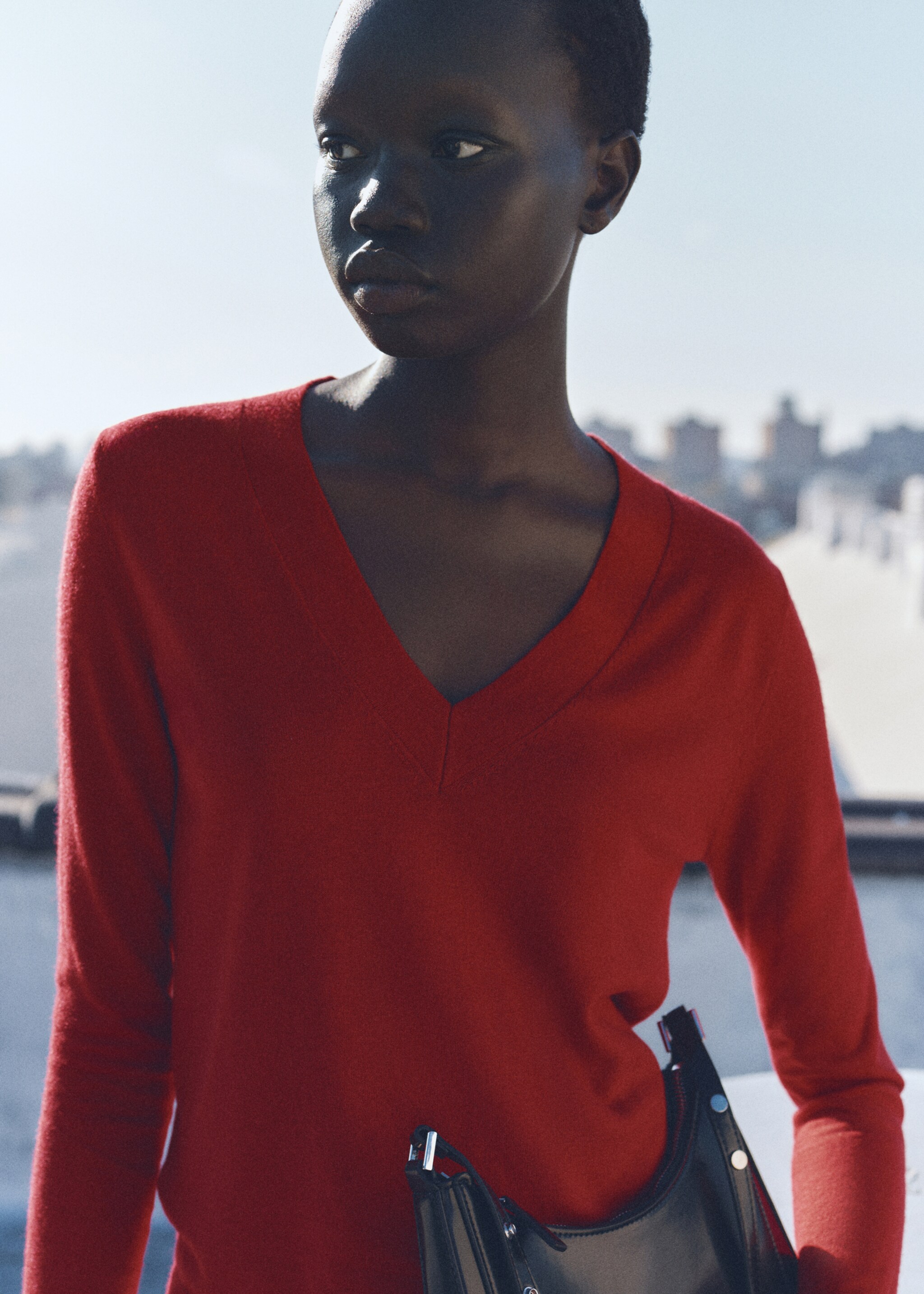 V-neck knit sweater - Medium plane