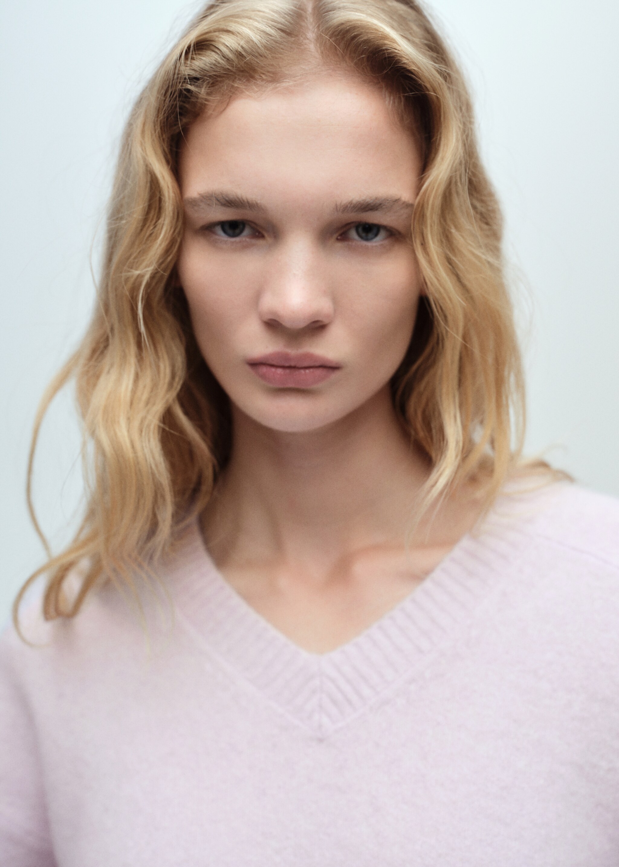 V-neck knit sweater - Details of the article 1