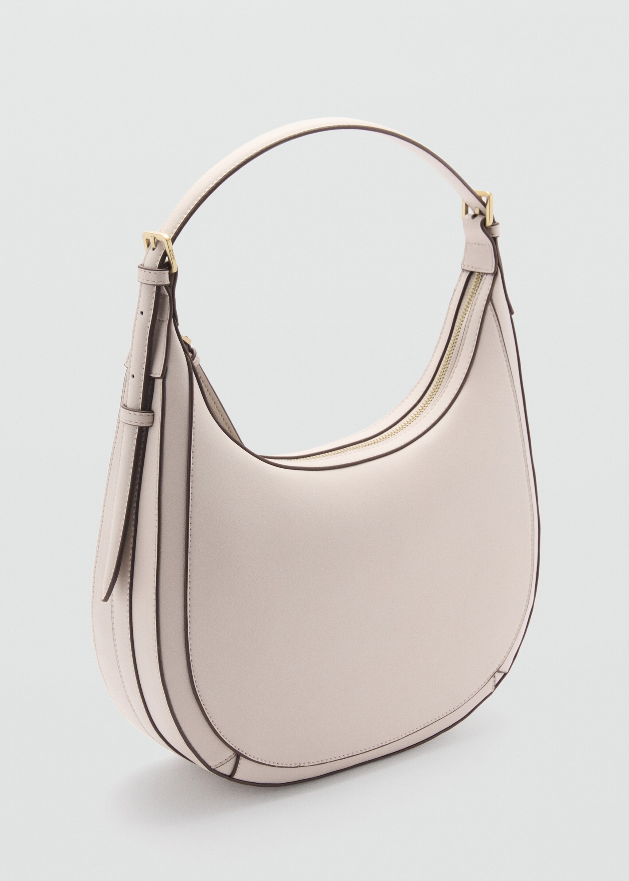 Sac porté épaule ovale - Plan moyen