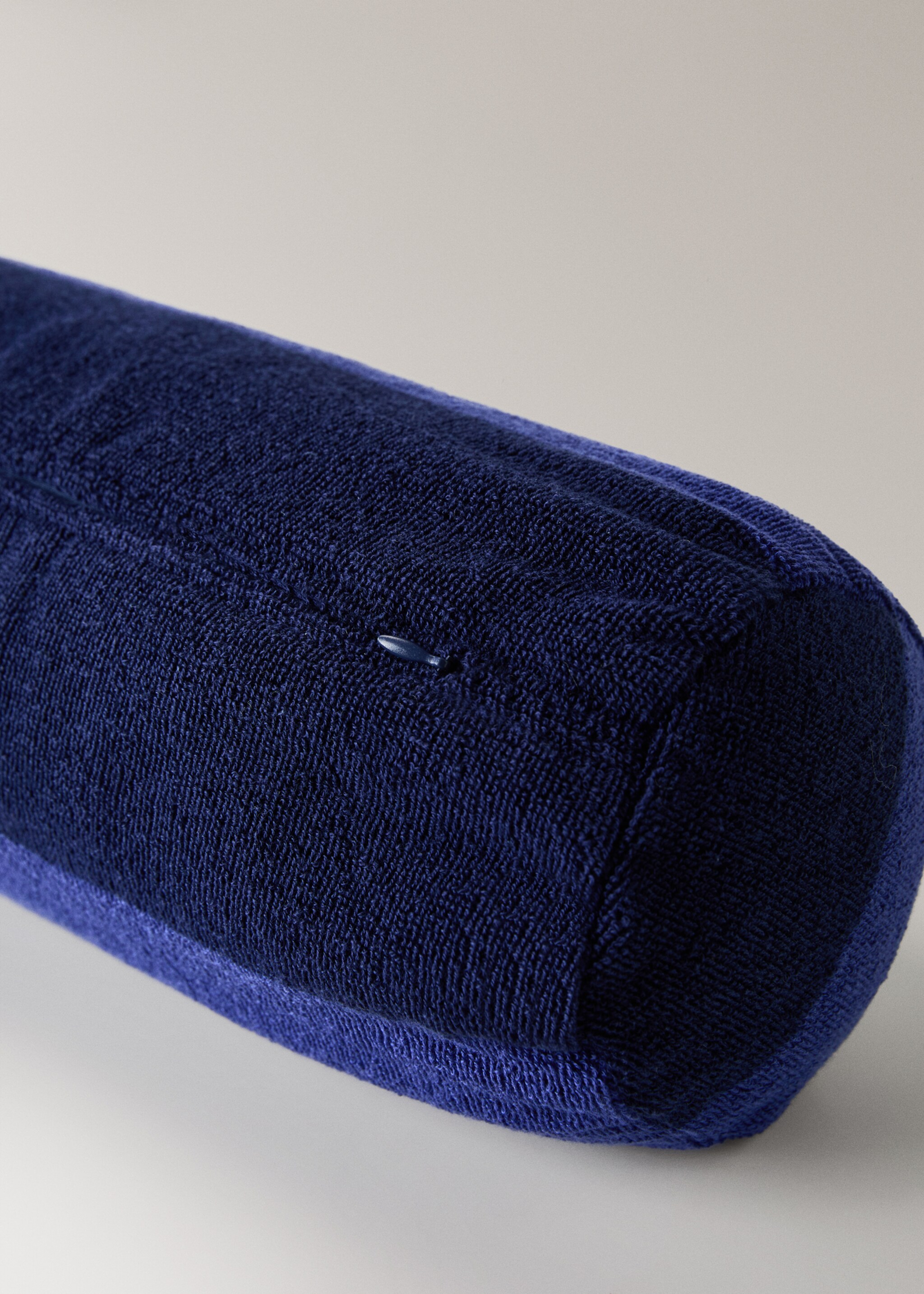 Coussin traversin effet serviette éponge - Détail de l'article 2, Bleu marine. Ref: 87040459-00.