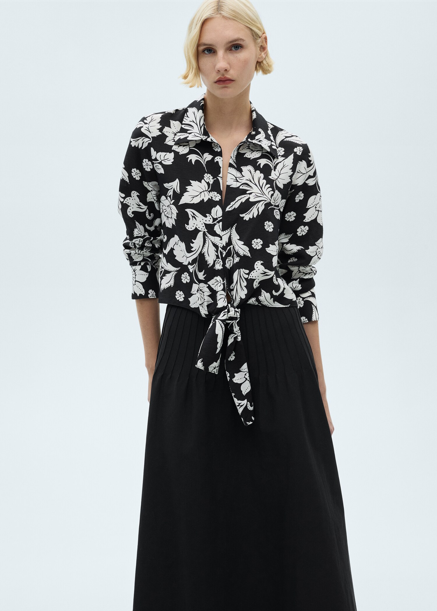 Blouse nœud en imprimé fleuri - Plan moyen