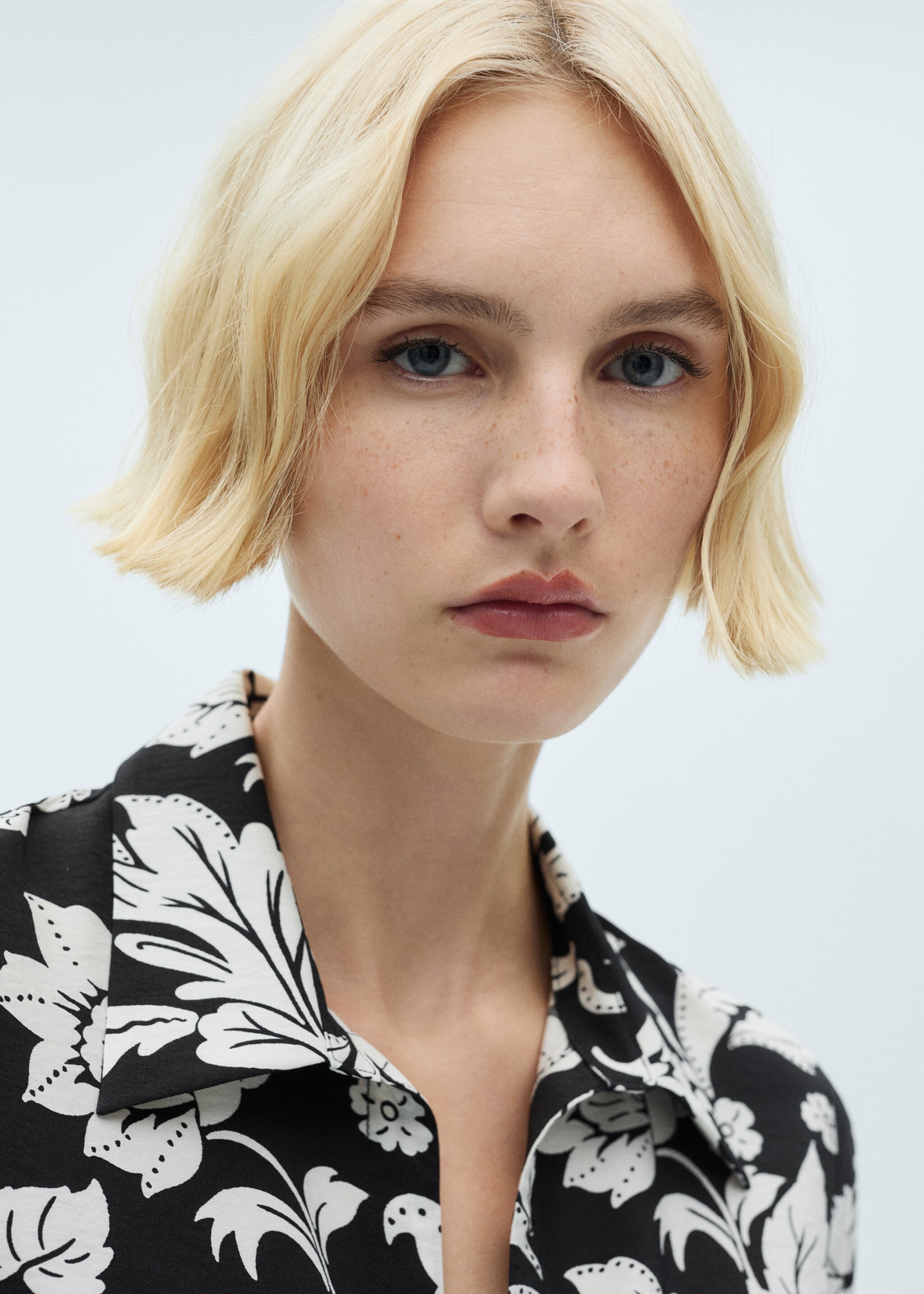 Floral-print blouse with knot detail - Details of the article 1