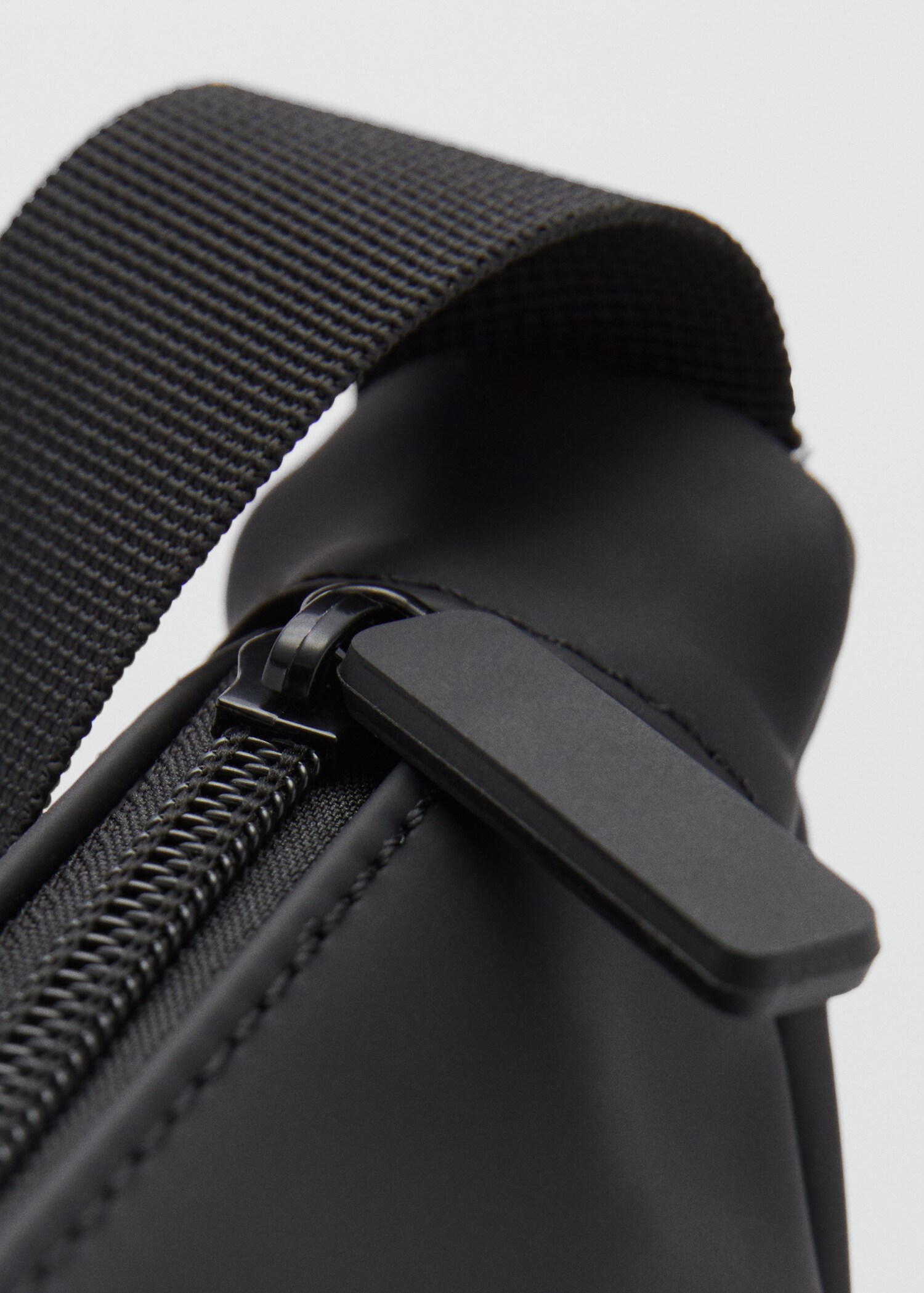 Gummierte Schultertasche - Detail des Artikels 3