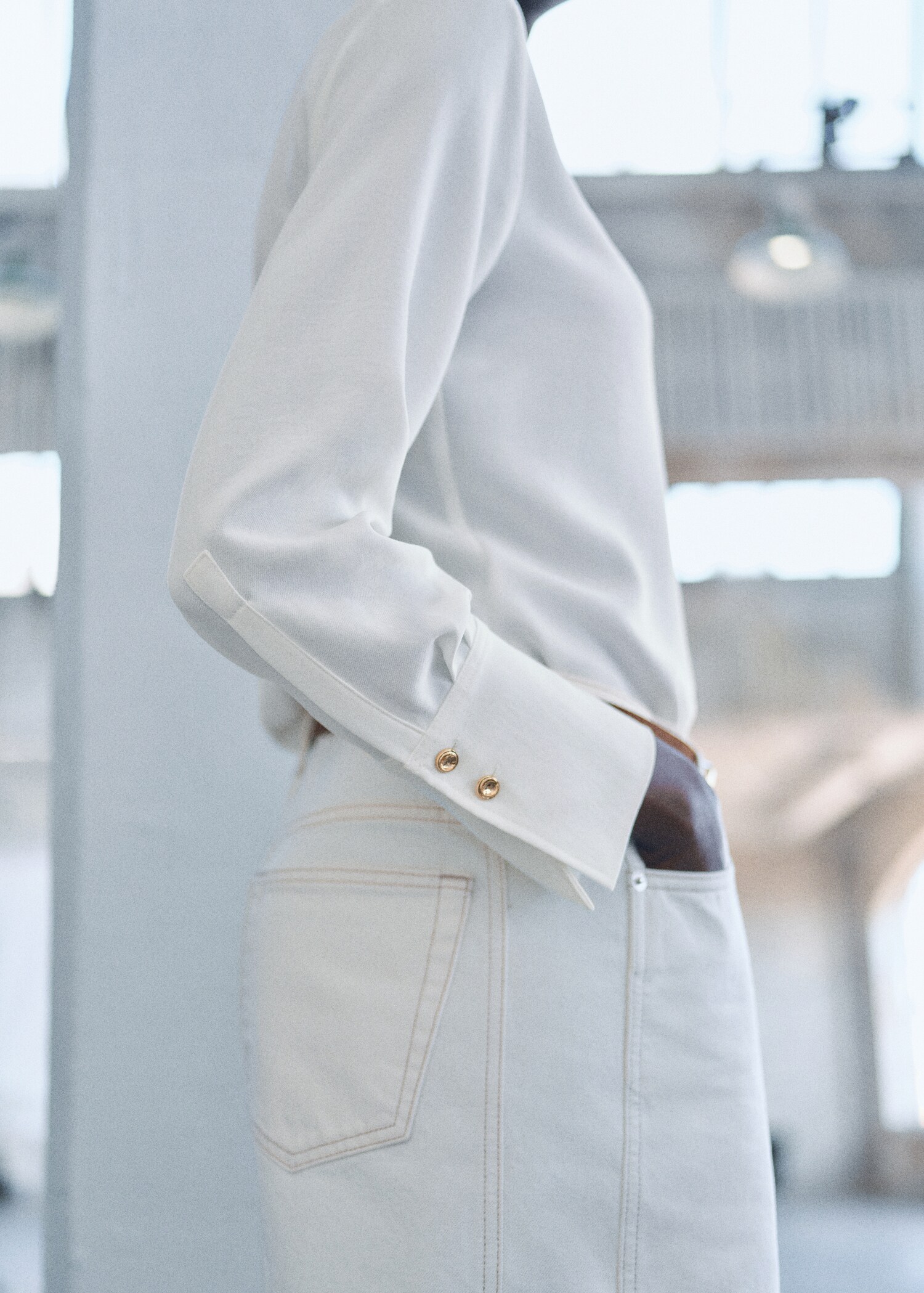Buttoned flowy shirt - Reverse of the article